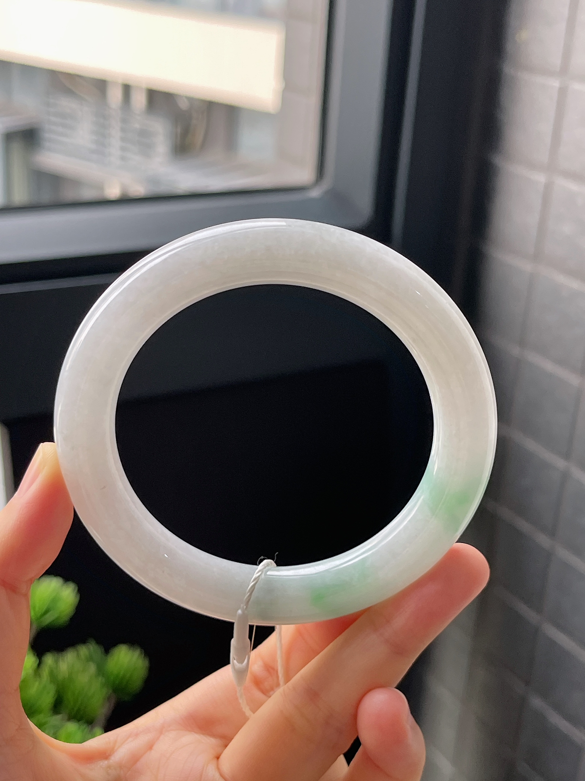 圆镯60圈口，翡翠糯化种飘绿手镯
