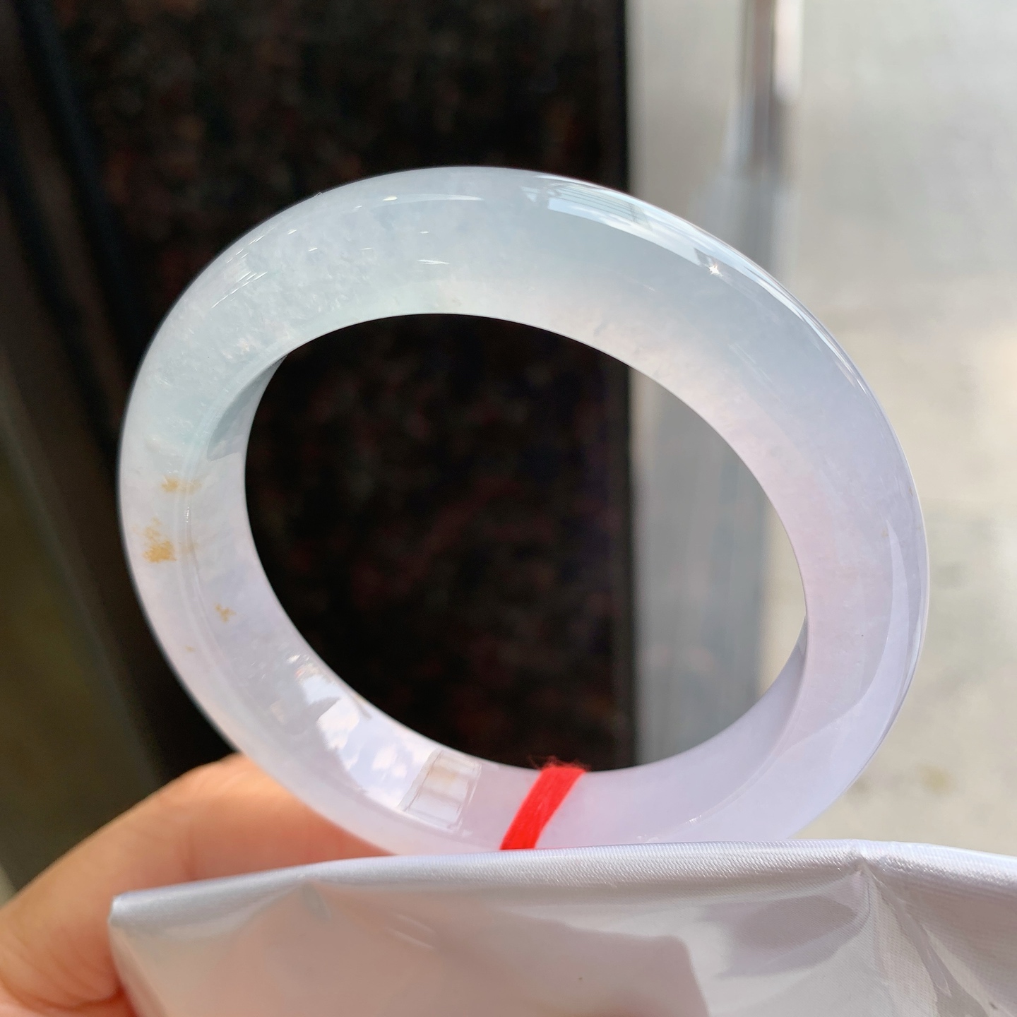 正圈冰镯带黄翡，无裂，尺寸：54/12/9.3，起荧光