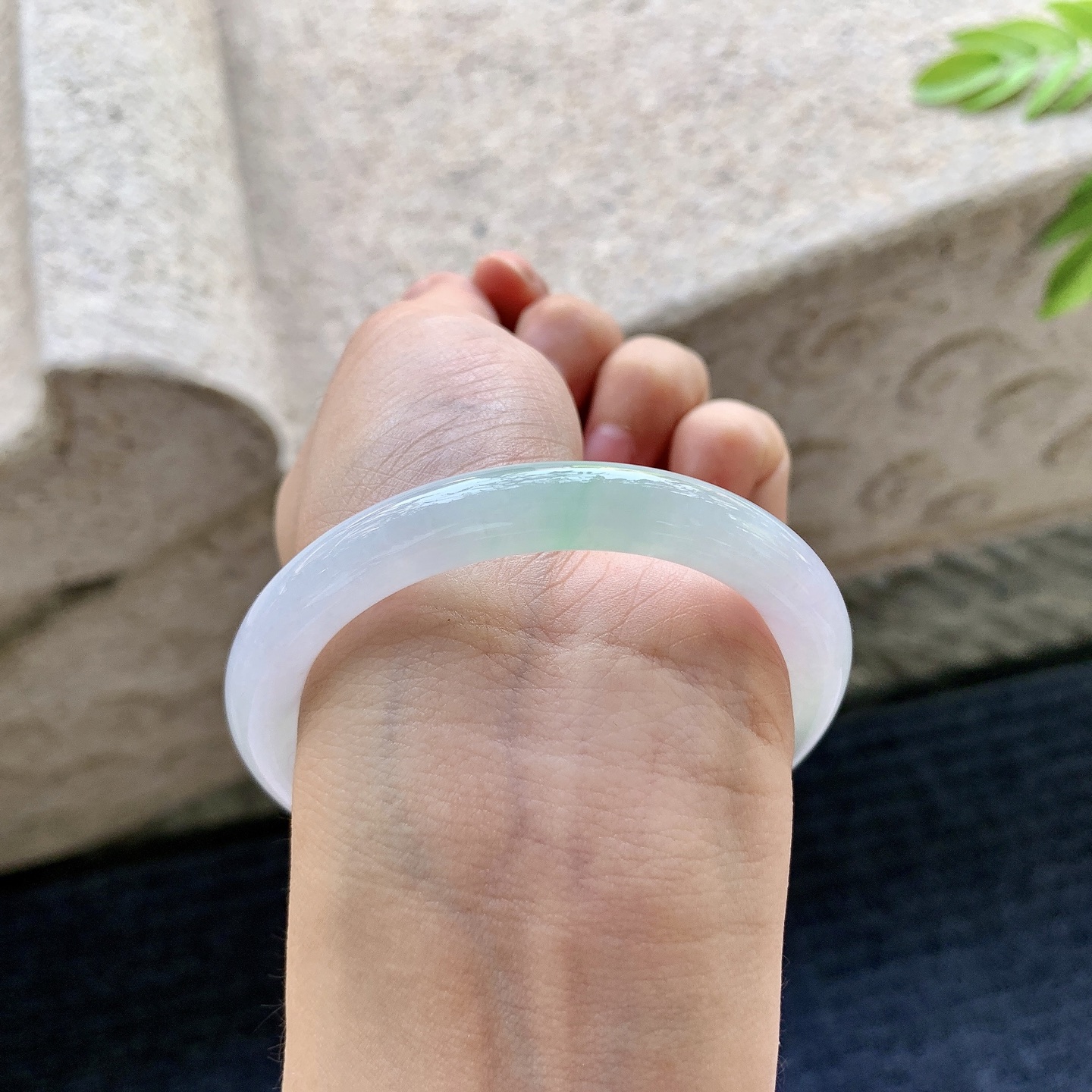 圆条52 53，【圈口】53/8.2/8.2，【编码】AD081315，【描述】春彩，水润，种老，细腻，无裂。