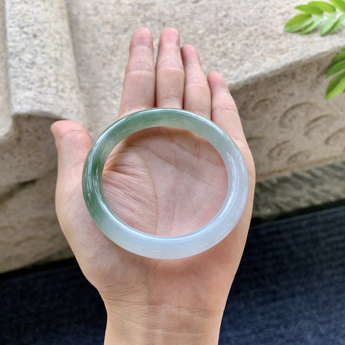 圆条52 53，圈口53.7/8.2/8，编码C5081328，细糯飘绿，水润，种老，细腻，无裂。