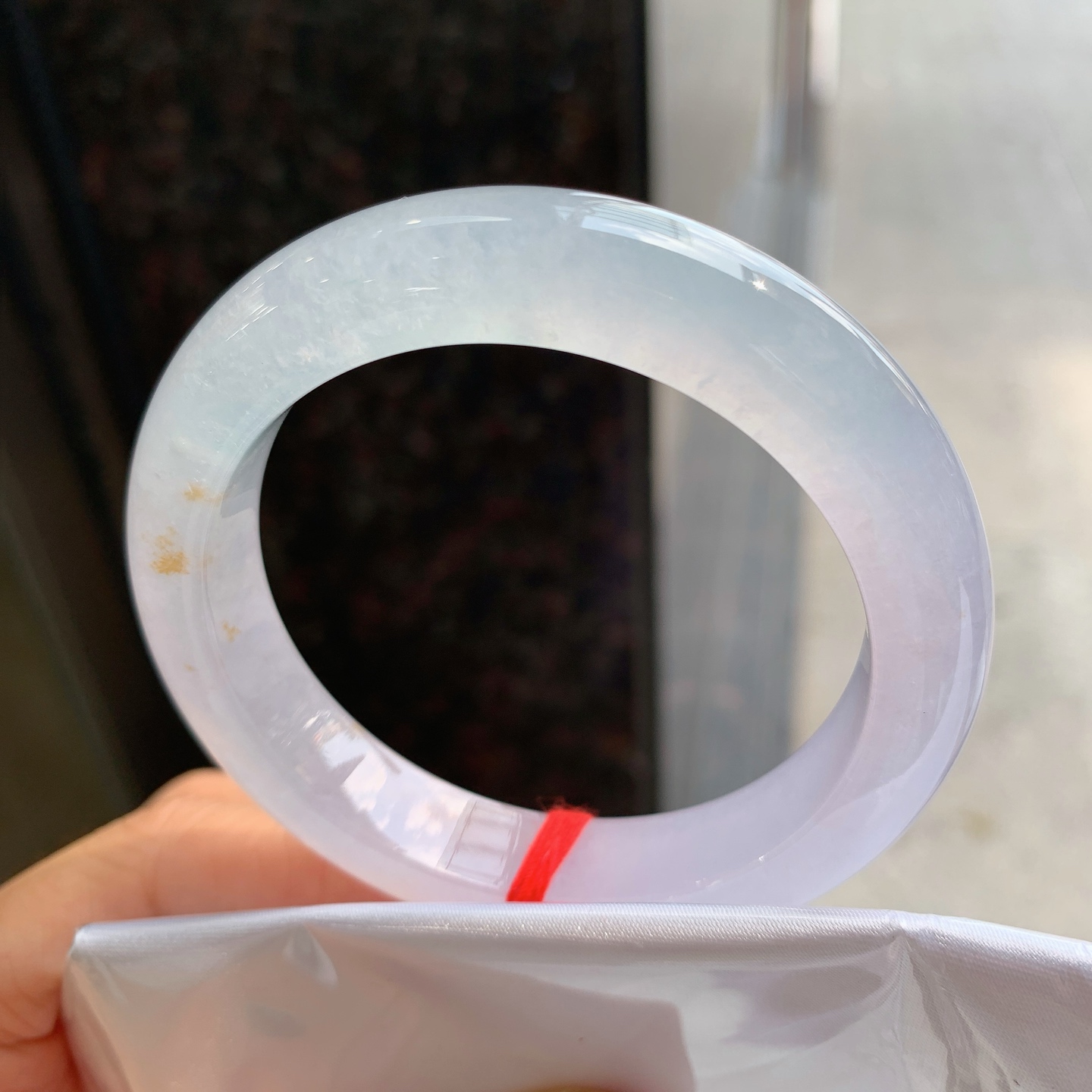 正圈冰镯带黄翡，无裂，尺寸：54/12/9.3，起荧光