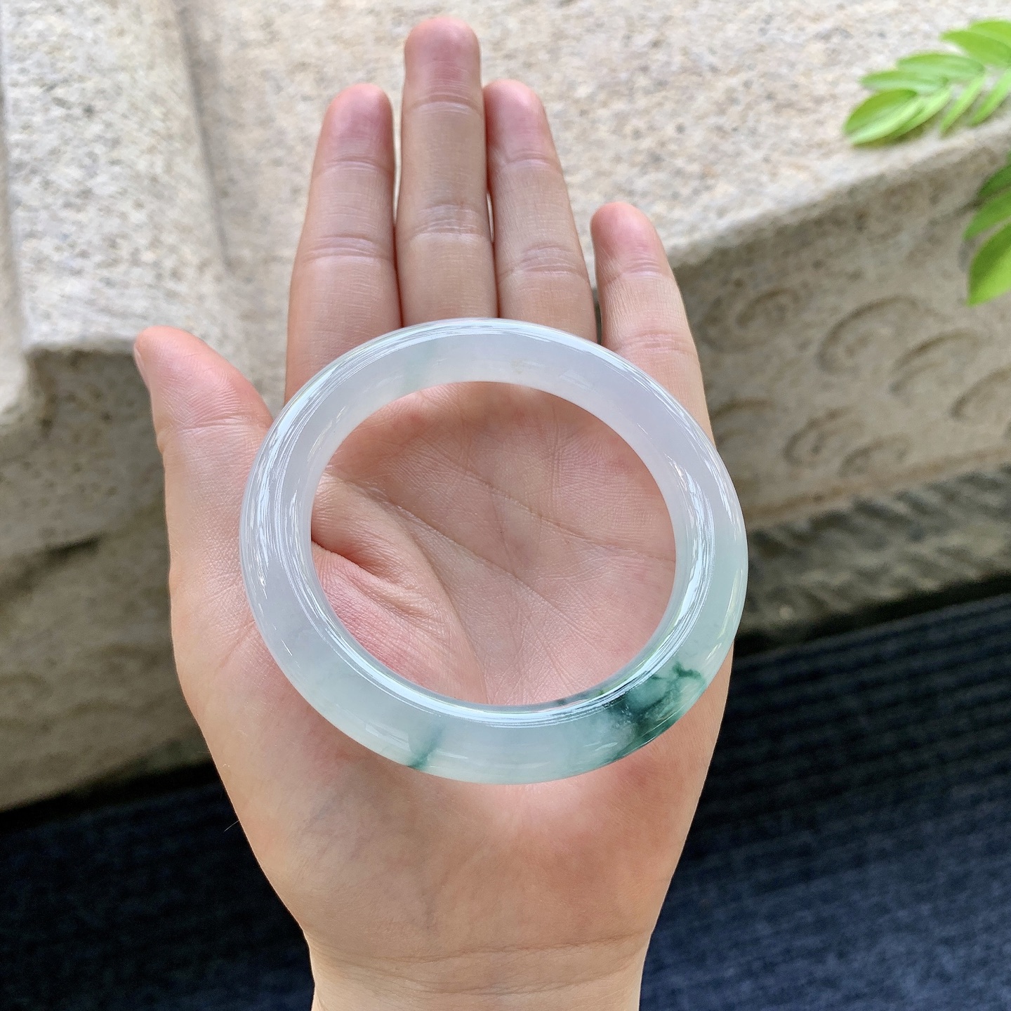 圆条51 52，圈口52.3/9.5/9.8，编码C11081303，冰糯飘花，水润，种老，细腻，有纹线。