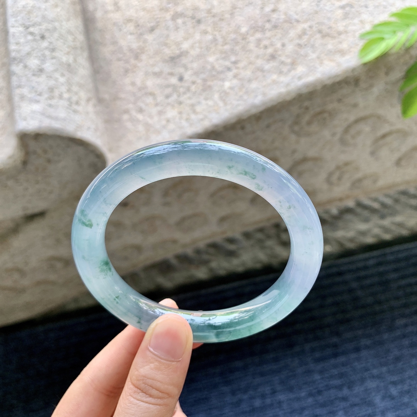 圆条60 61，圈口61.1/11.4/10.2，编码HW031134，冰紫飘花，清透，水润，种老，细腻，无裂。