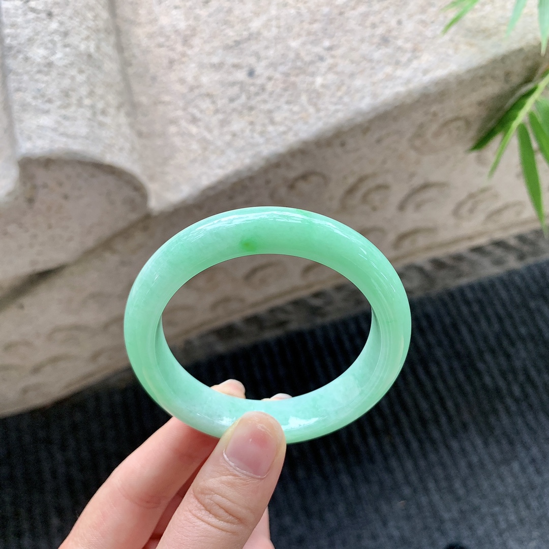正圈51 52，圈口52.4/12.1/8，编码AD030274，描述阳绿，满色，水润，种老，细腻，无裂。