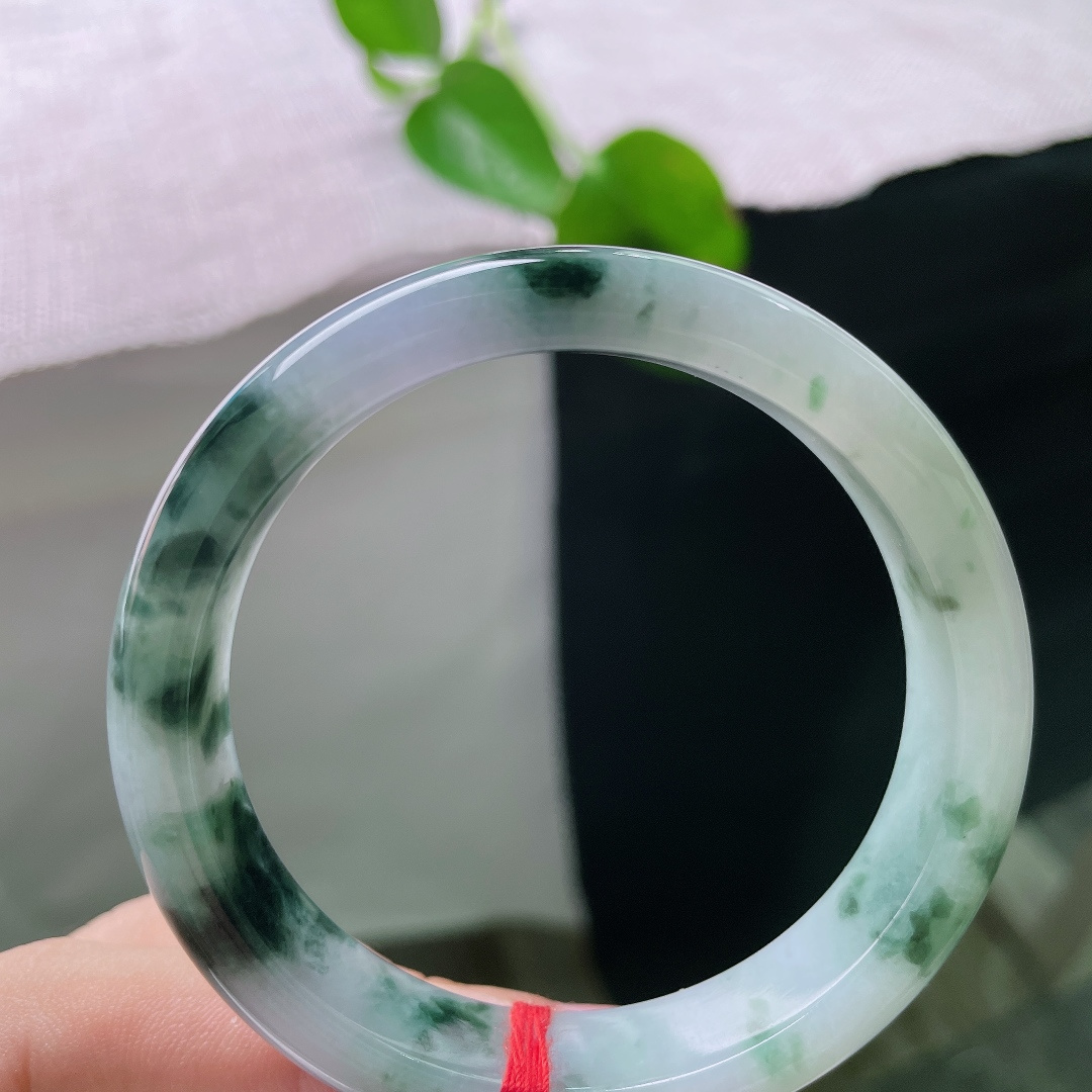 53.8/12.5/7.5，飘花正圈，无裂，白底生翠色，飞花落玉镯。蓝绿飘花绵延环绕，腕间藏一幅天然