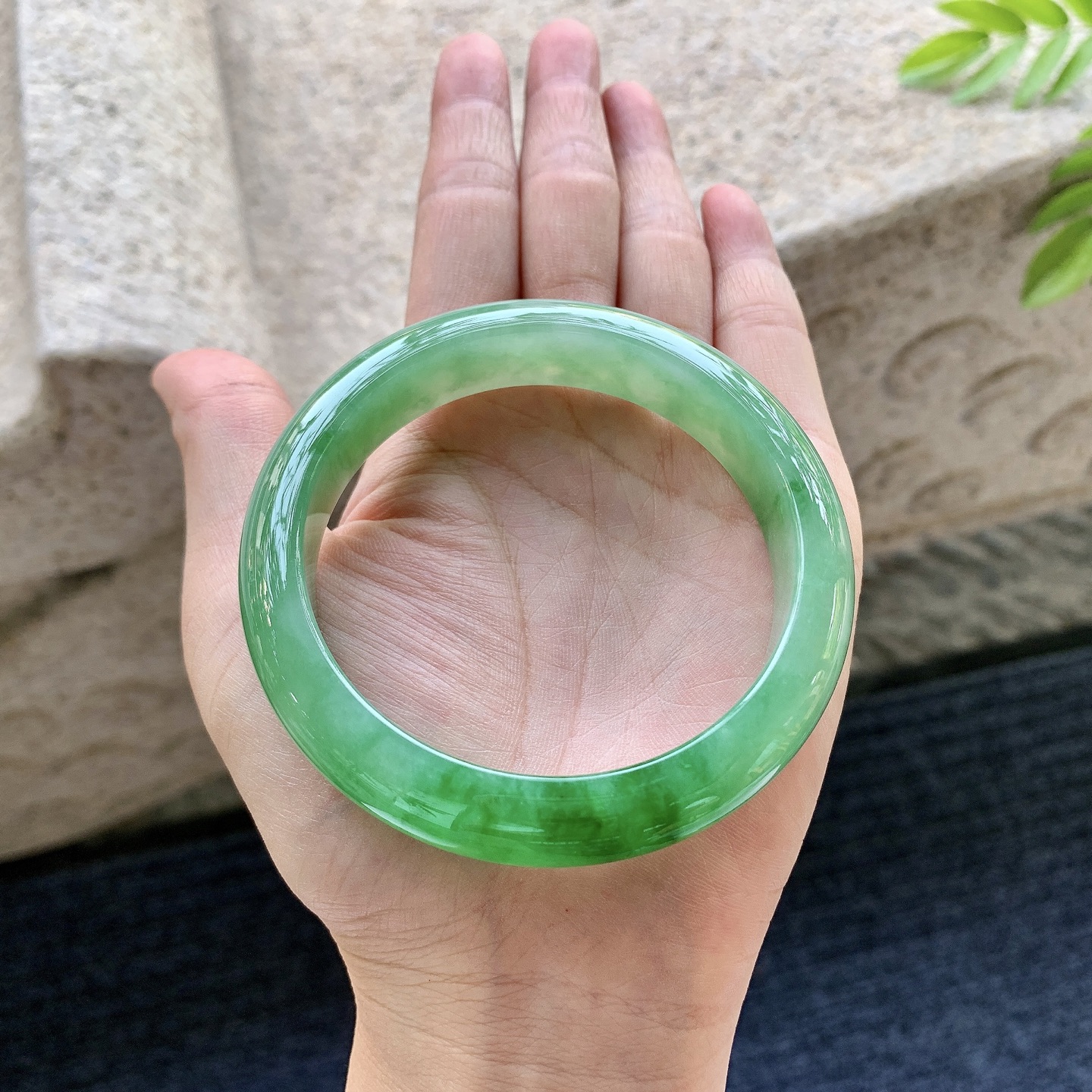 正圈57 58，圈口58.7/13.3/8.3，编码WW081357，冰糯辣绿，水润，种老，细腻，打