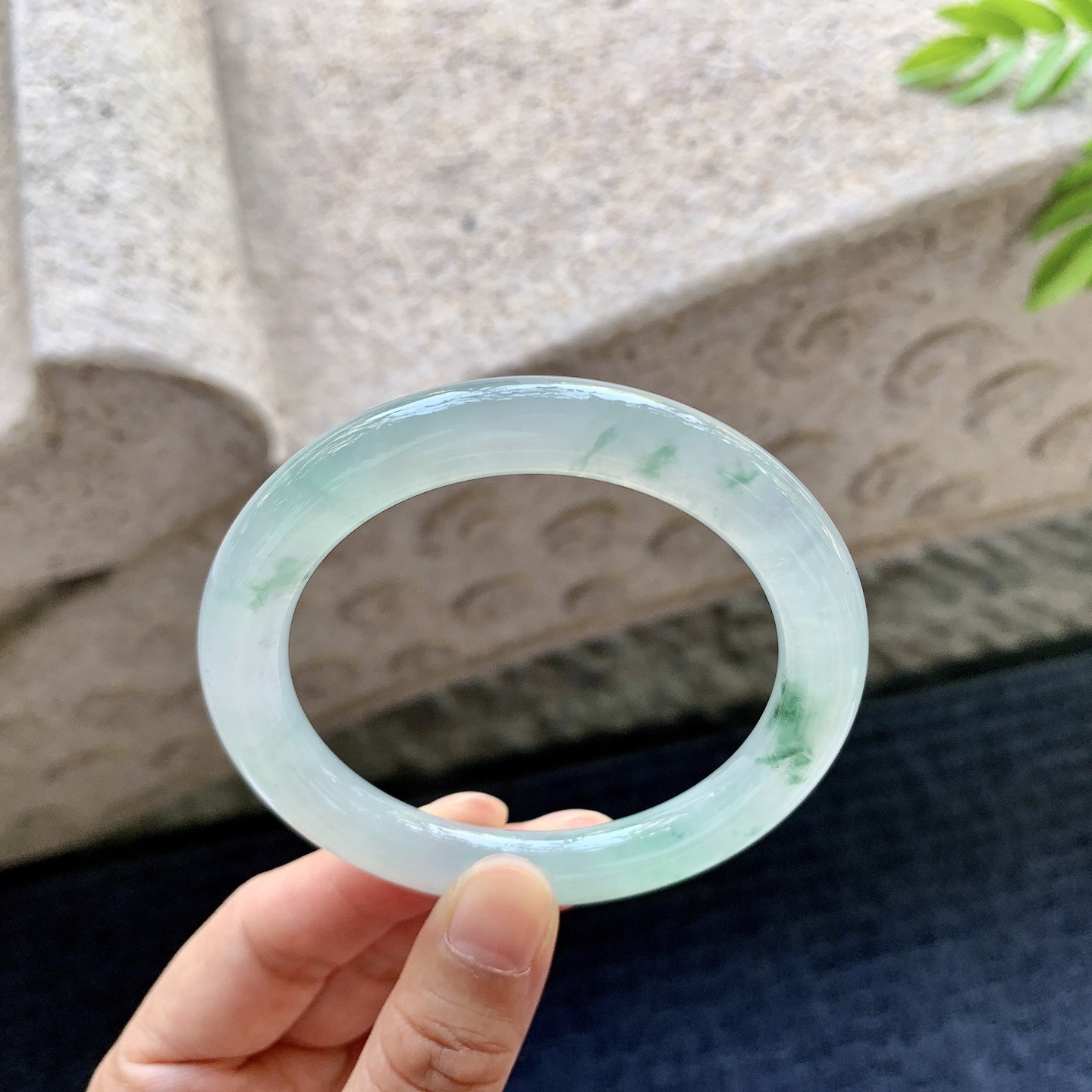 圆条54 55，圈口55.6/8.6/9.5，编码C5081316，描述冰糯飘花，清透，水润，种老，细腻，打灯有絮线