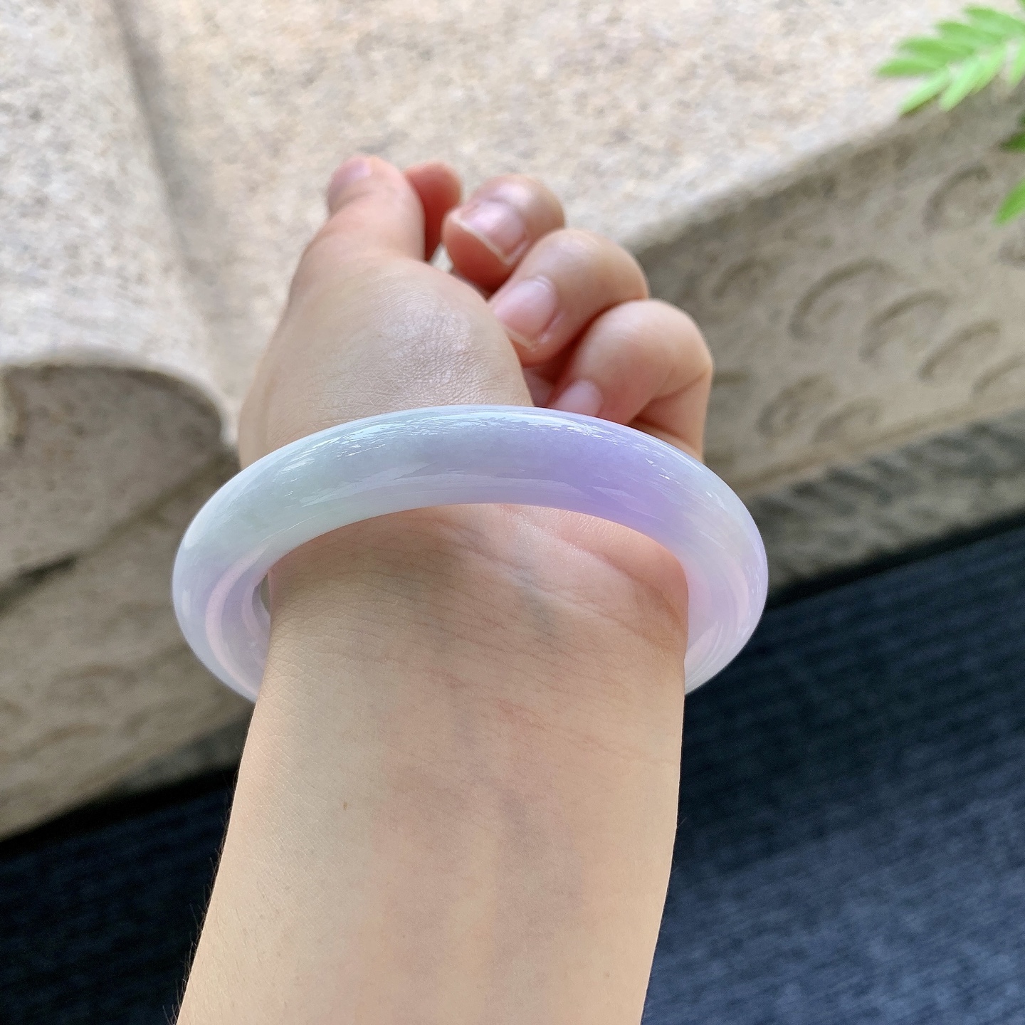 圆条54 55，【圈口】55/10.5/10.2，【编码】BA060412，【描述】春彩，水润，种老，细腻，无裂。