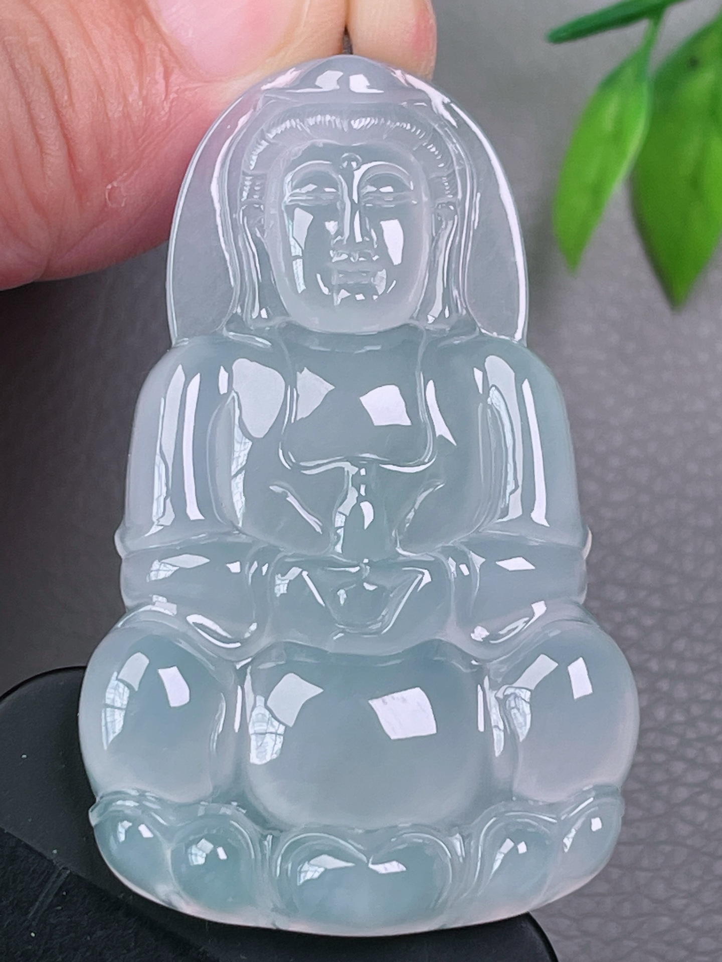 高冰种观音，无裂，水润精致，玉质油洁，起荧光，尺寸：59.9-35.7-6.5