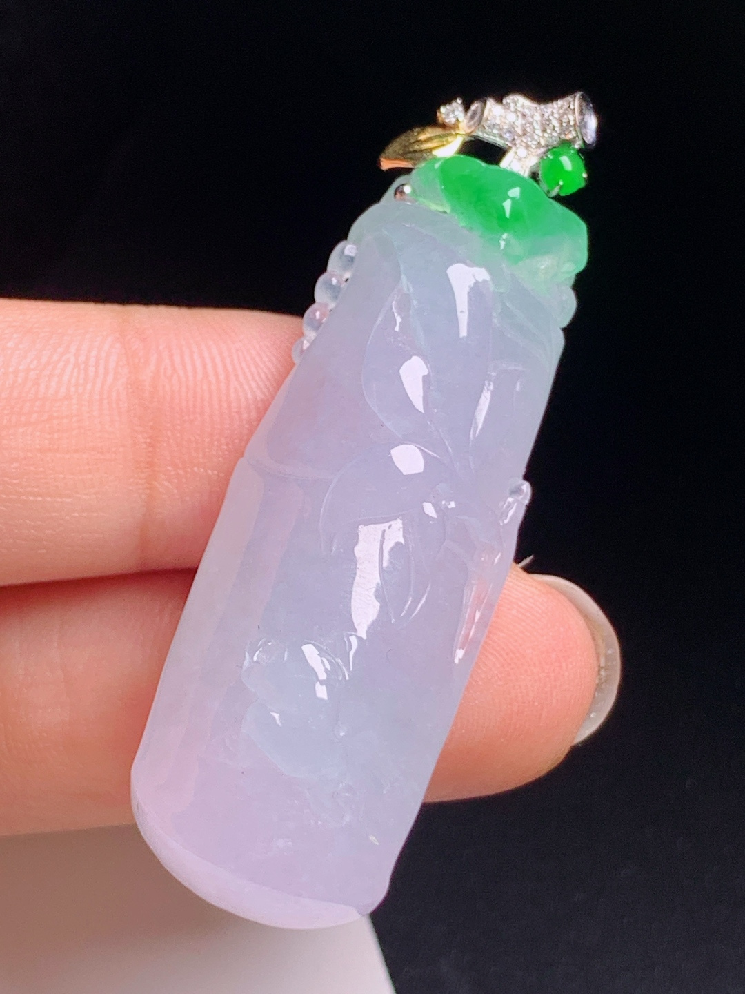 春带彩竹节吊坠，冰透柔润俏色阳绿，雕工细腻寓意节节高升，裸石43.9-16.3-11.850.5，072768