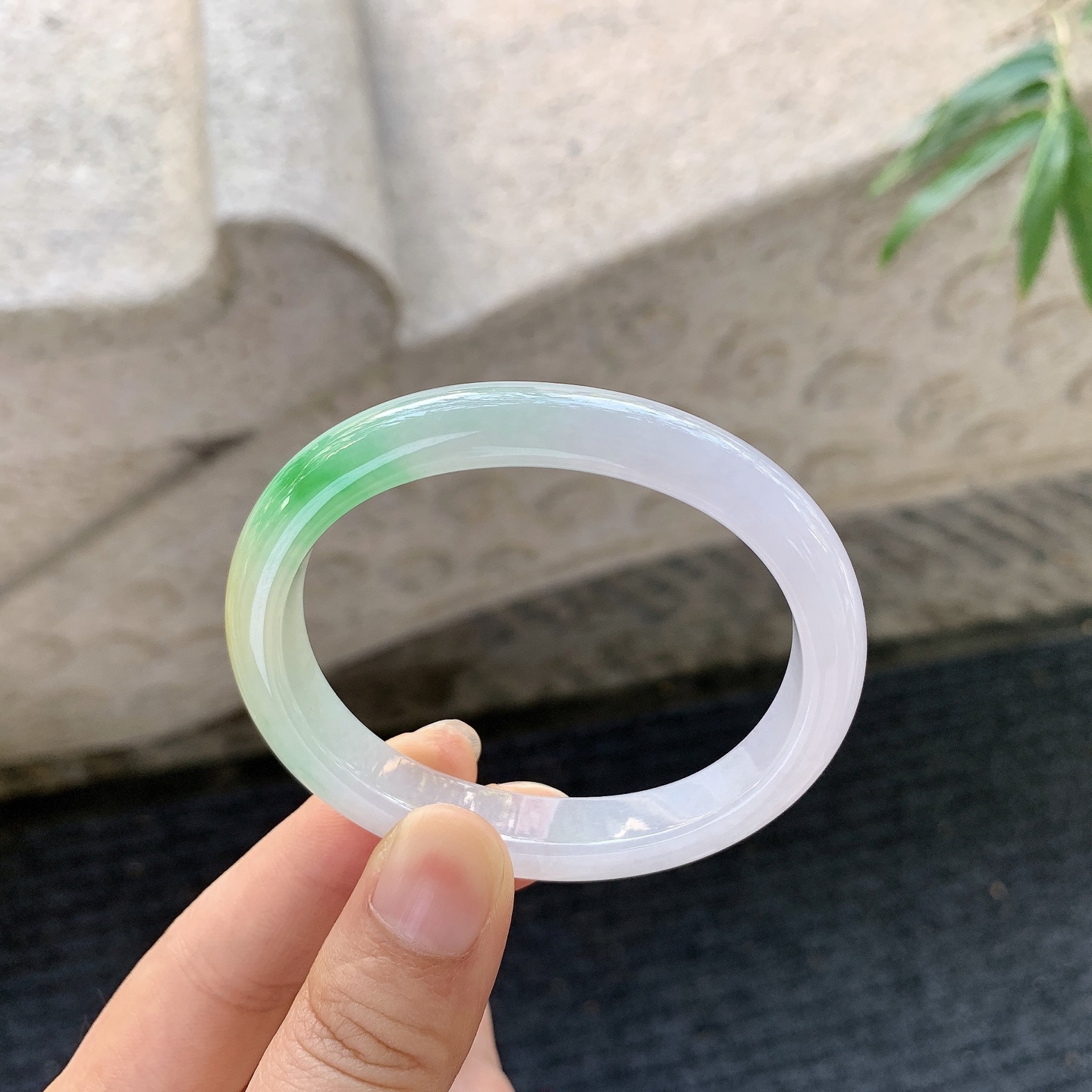 贵妃50 51，圈口53.8/44.8/10.3/7，编码B2072264，描述黄加绿，水润，种老，细腻，无裂。