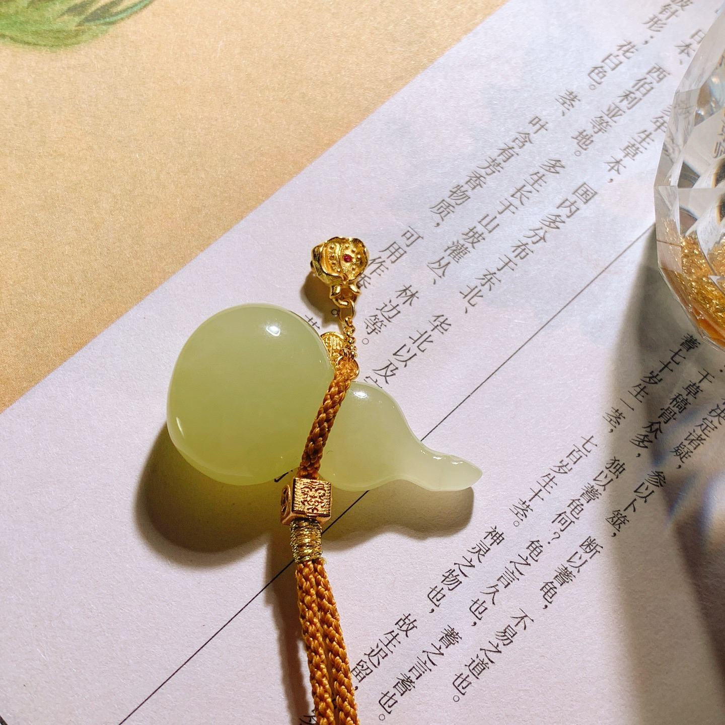 新疆若羌黄口料福禄葫芦挂件。尺寸33/19/12重10克 玉质细腻油润。手推出油。佩戴高端典雅。lt260811