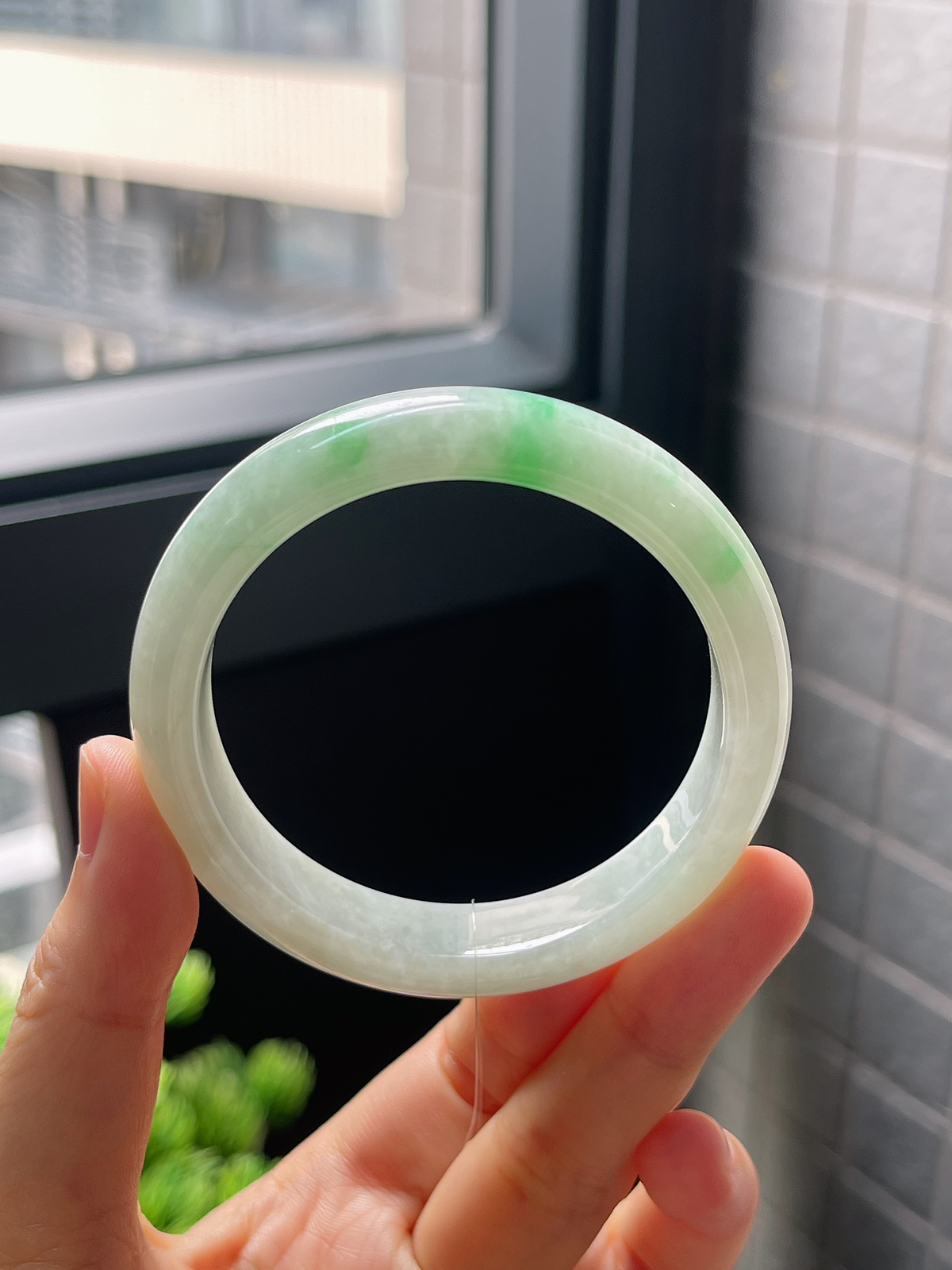 正圈52圈口，翡翠糯化种飘绿手镯