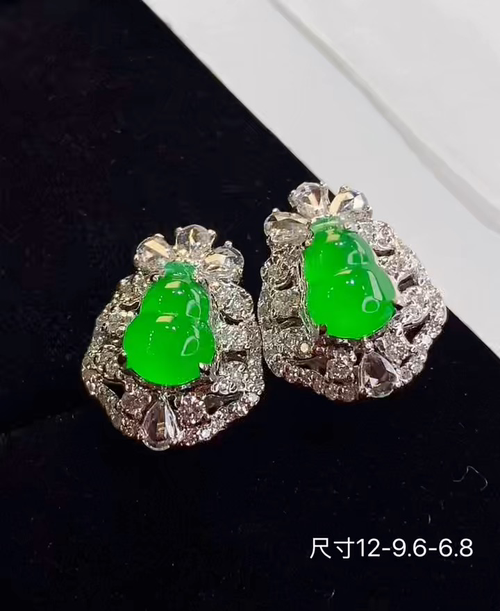 18k金+钻玻璃种阳绿葫芦耳钉，种好细腻晶莹剔透，实物更漂亮，无裂，12-9.6-6.8