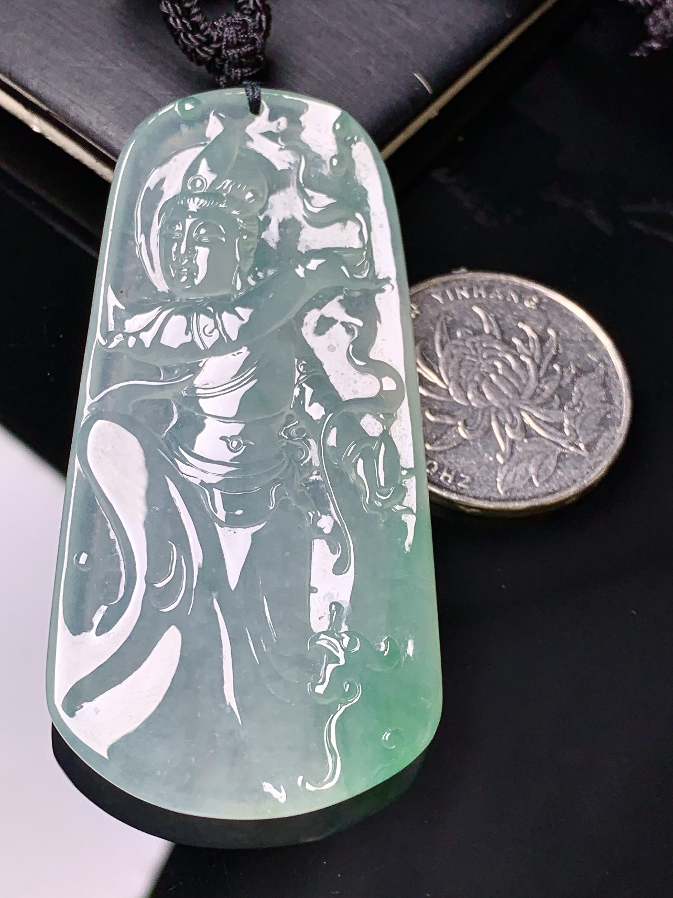冰种飘绿观音菩萨吊坠 玉质细腻 色泽艳丽清新 水润亮眼 整体尺寸62.3*30.5*5.6 x3
