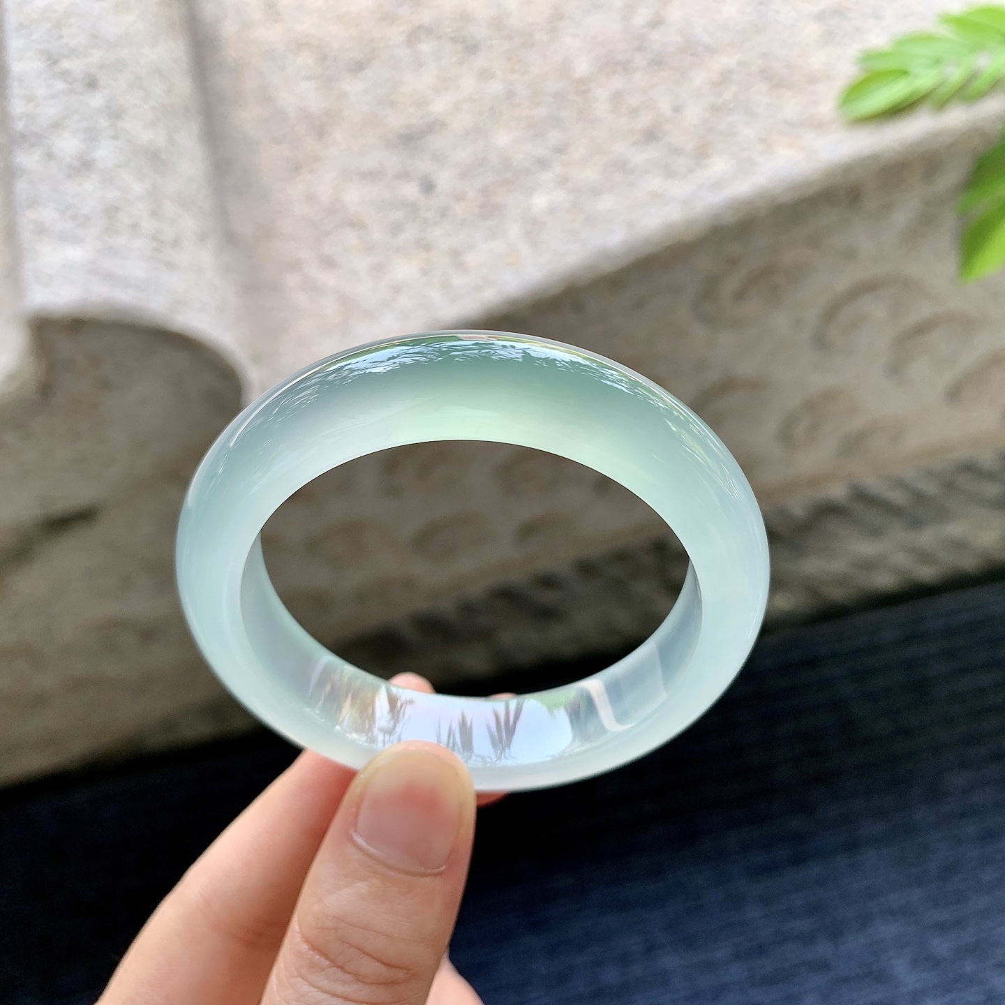 正圈49 50，圈口50.4/12.3/8，编码A1081333，高冰晴绿底，起荧光，清透，水润，种老，细腻，无裂。