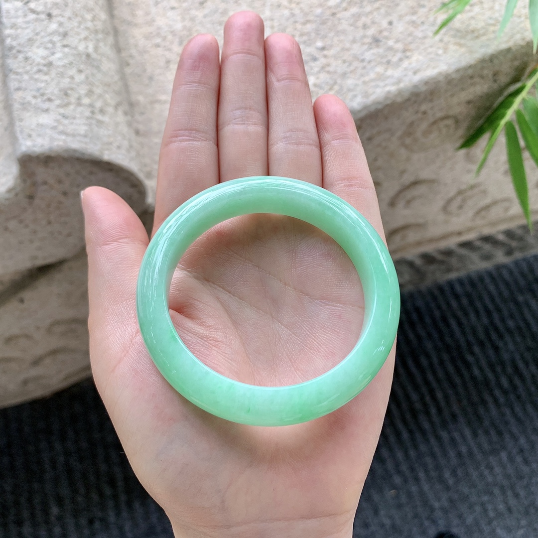 正圈51 52，圈口52.4/12.1/8，编码AD030274，描述阳绿，满色，水润，种老，细腻，无裂。