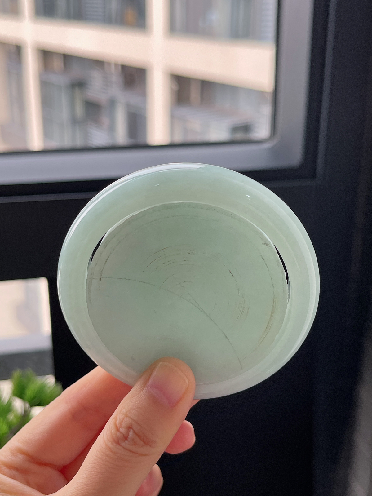 圈口56.3，翡翠细糯化浅绿色手镯；带镯心