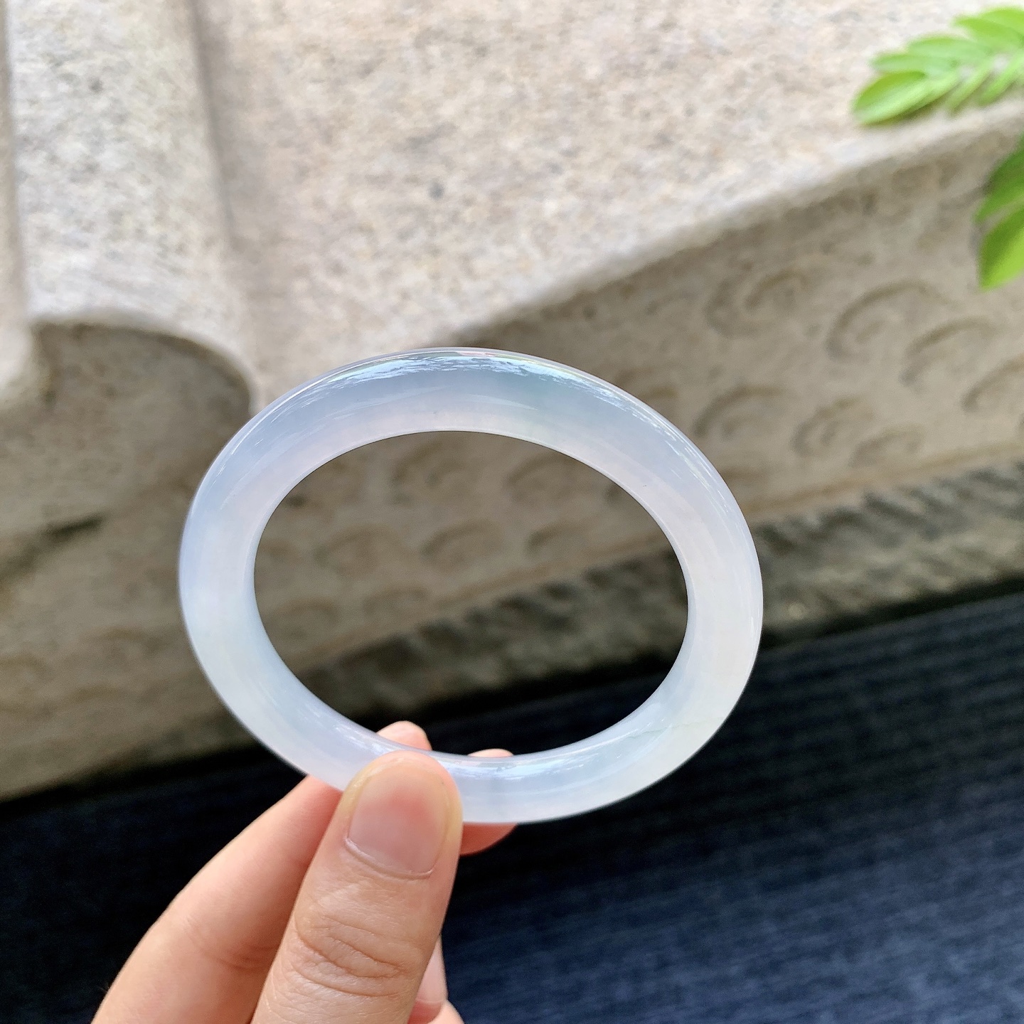 圆条52 53，圈口53.7/8.4/8.6，编码Z081345，冰糯飘绿，水润，种老，细腻，打灯有絮线