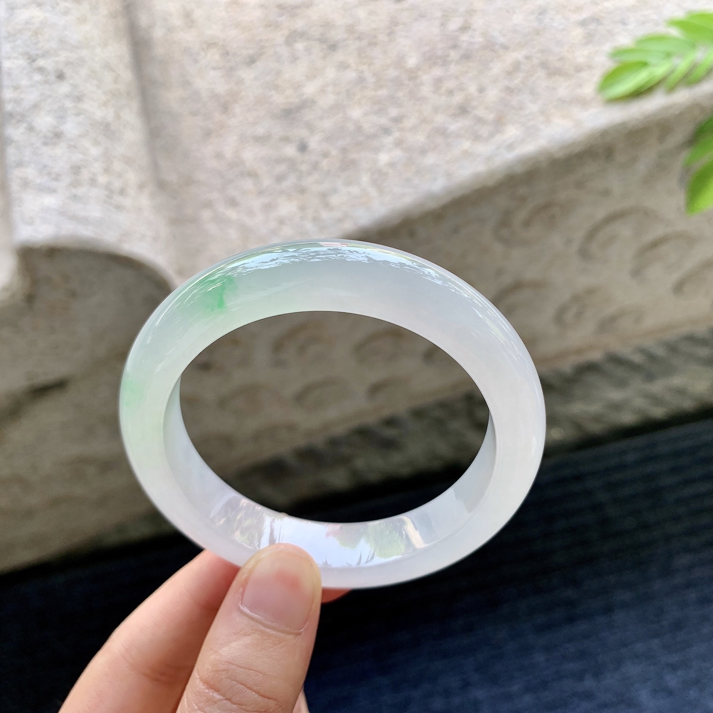 正圈54 55，圈口55/12.4/9.4，编码HD081353，描述糯冰飘绿，水润，种老，细腻，打灯有絮线