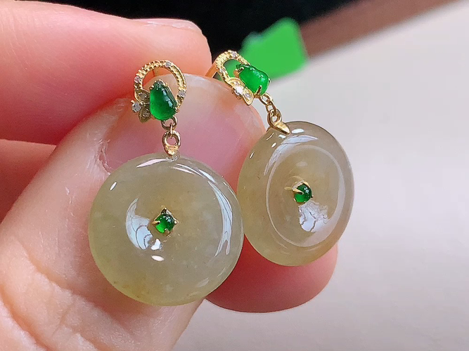 ️ 18K金伴钻平安扣耳环，尺寸取一21.2/12.7-3.3mm，包A附证书