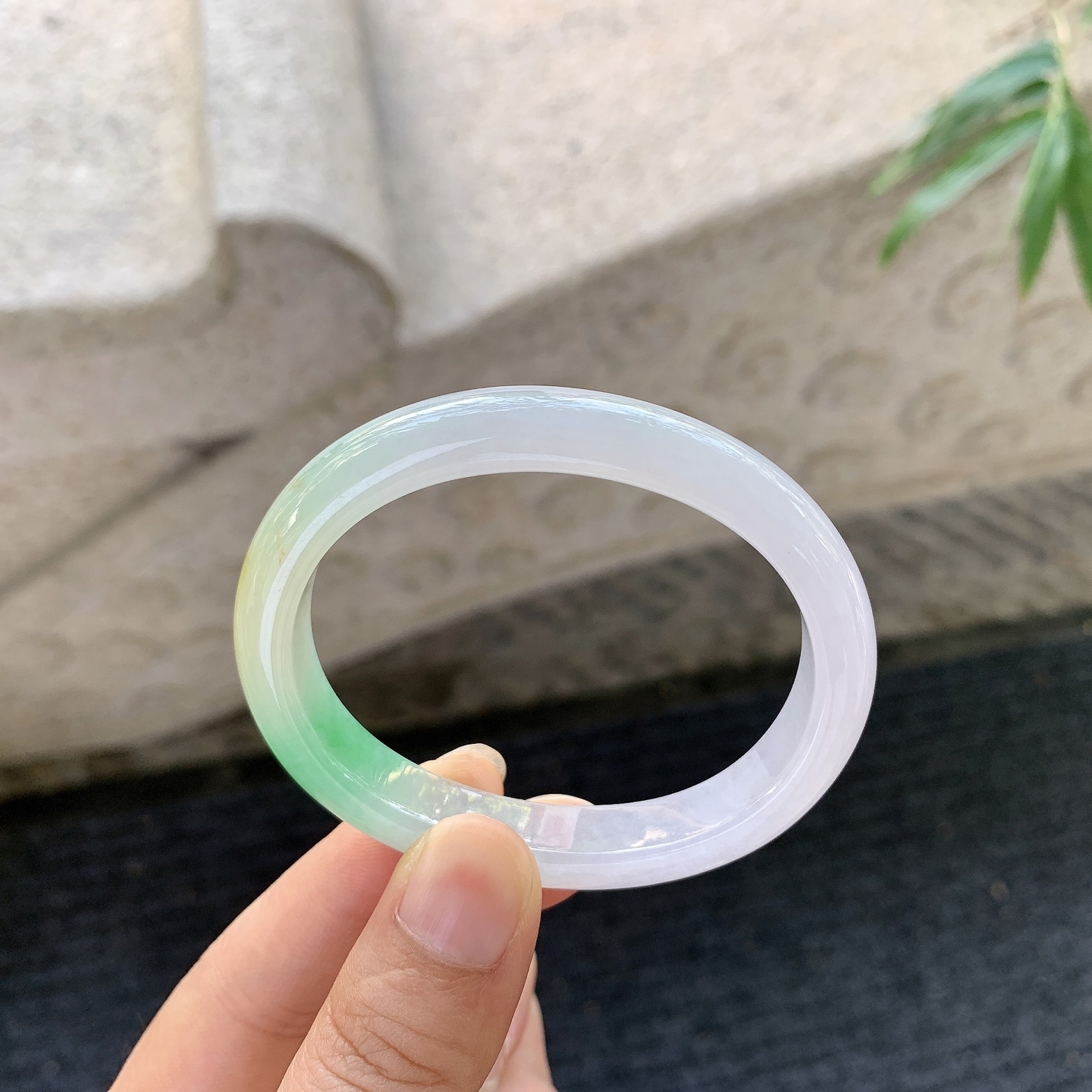 贵妃50 51，圈口53.8/44.8/10.3/7，编码B2072264，描述黄加绿，水润，种老，细腻，无裂。