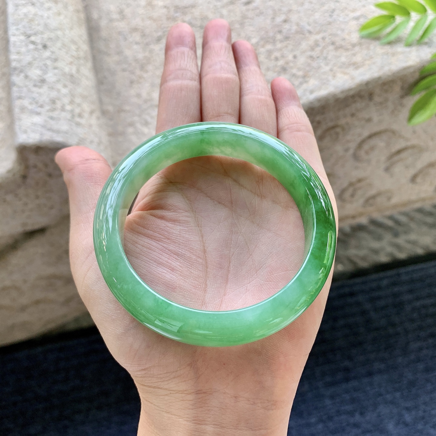 正圈57 58，圈口58.7/13.3/8.3，编码WW081357，冰糯辣绿，水润，种老，细腻，打灯有棉线