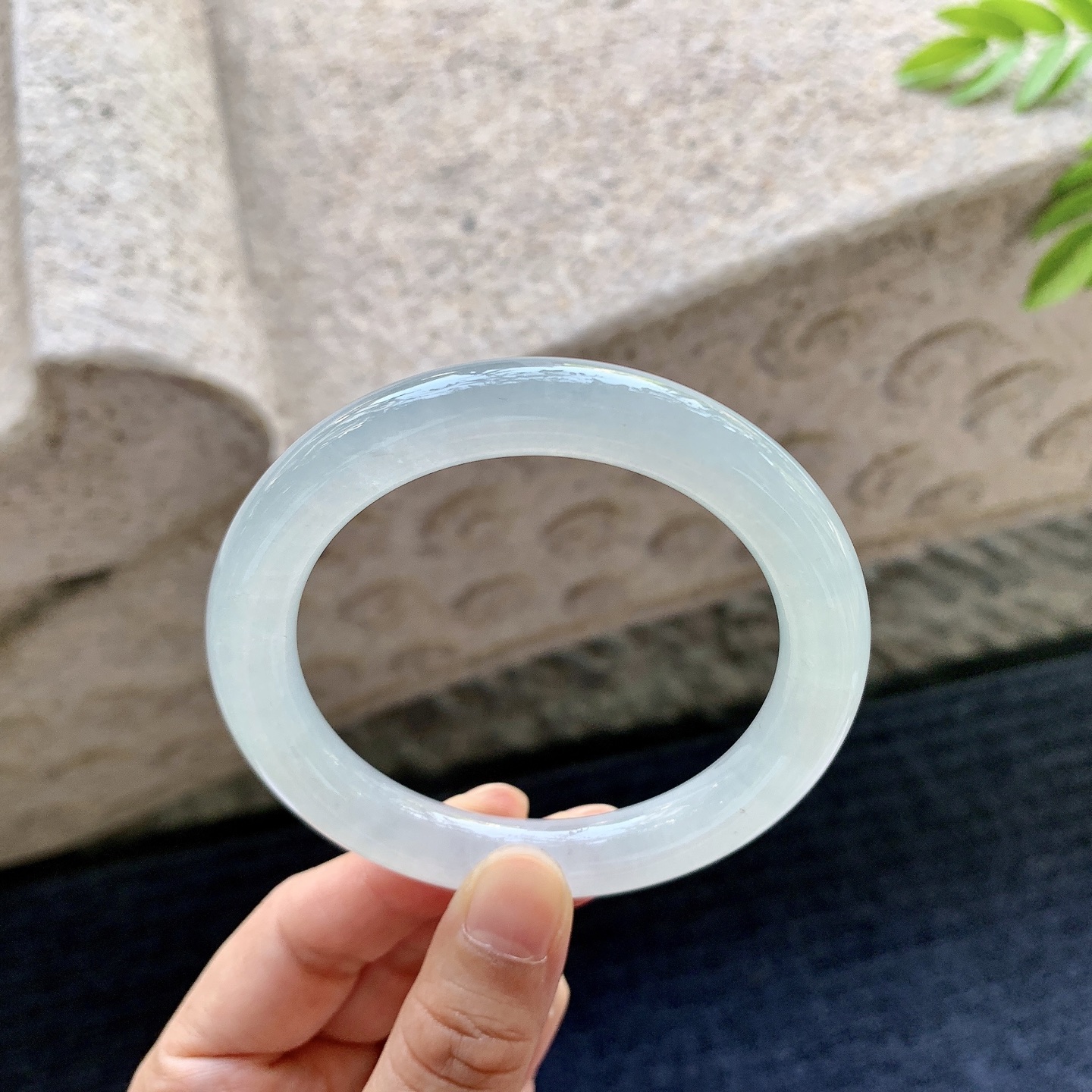 圆条55 56，圈口56.6/10/10，编码B2081318，描述白冰，水润，种老，细腻，有棉线。