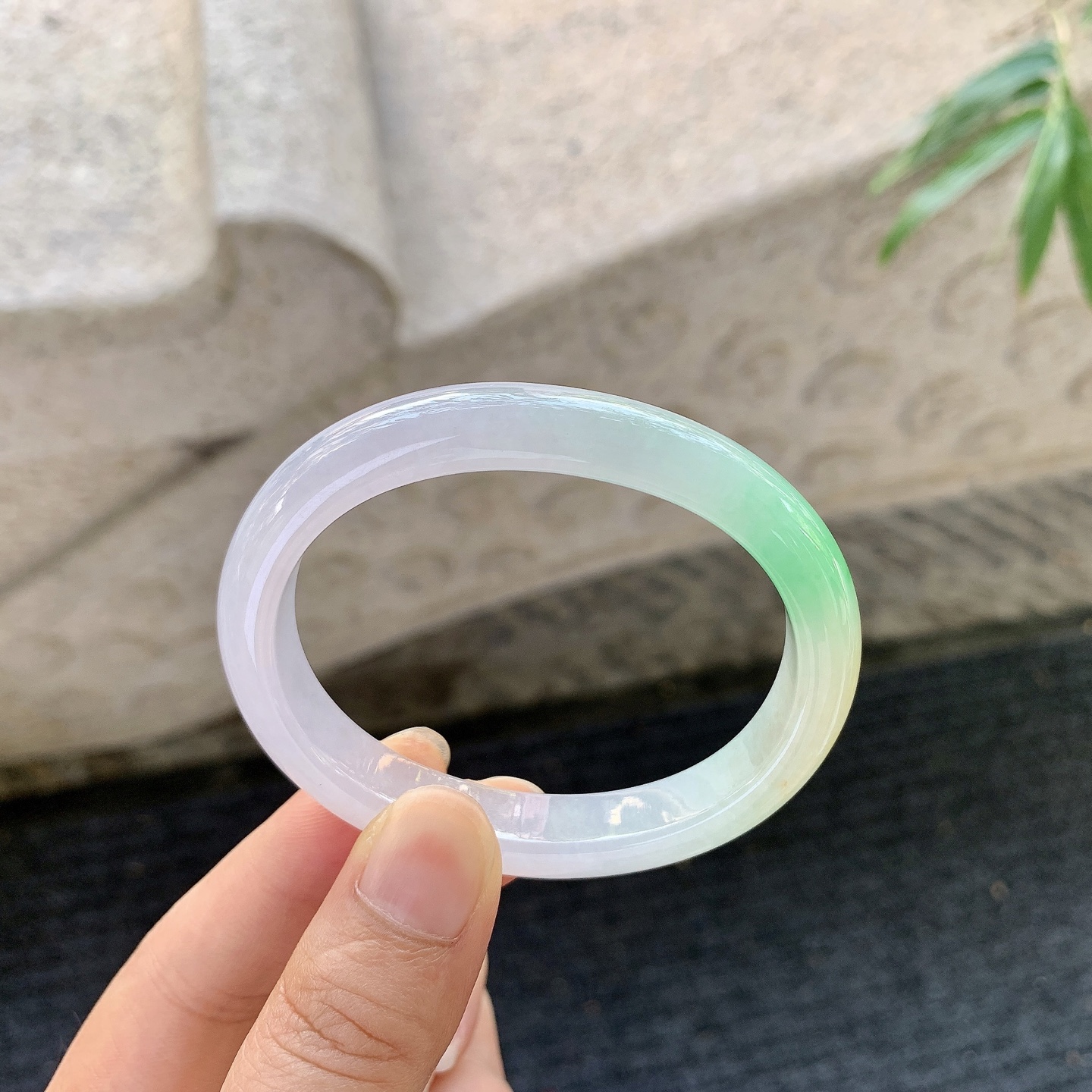贵妃50 51，圈口53.8/44.8/10.3/7，编码B2072264，描述黄加绿，水润，种老，细腻，无裂。