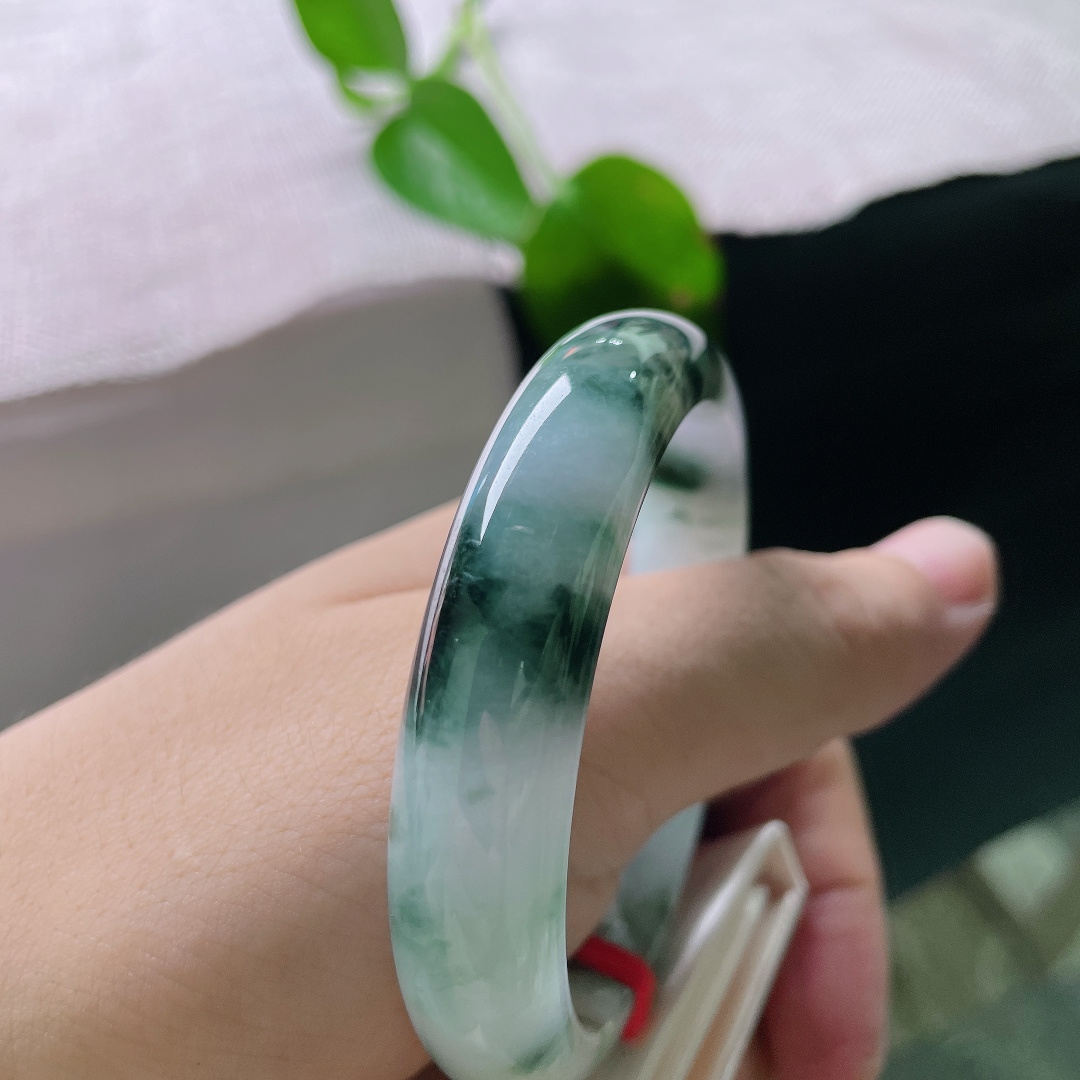 53.8/12.5/7.5，飘花正圈，无裂，白底生翠色，飞花落玉镯。蓝绿飘花绵延环绕，腕间藏一幅天然水墨画卷。ss56421a