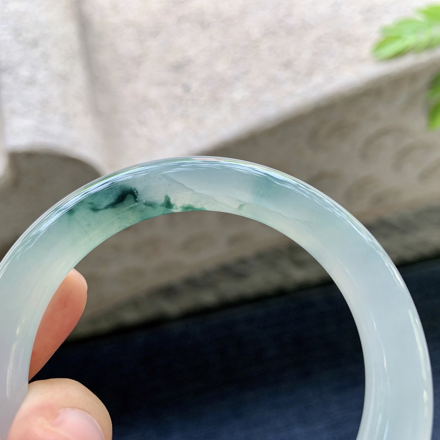 圆条51 52，圈口52.3/9.5/9.8，编码C11081303，冰糯飘花，水润，种老，细腻，有纹线。