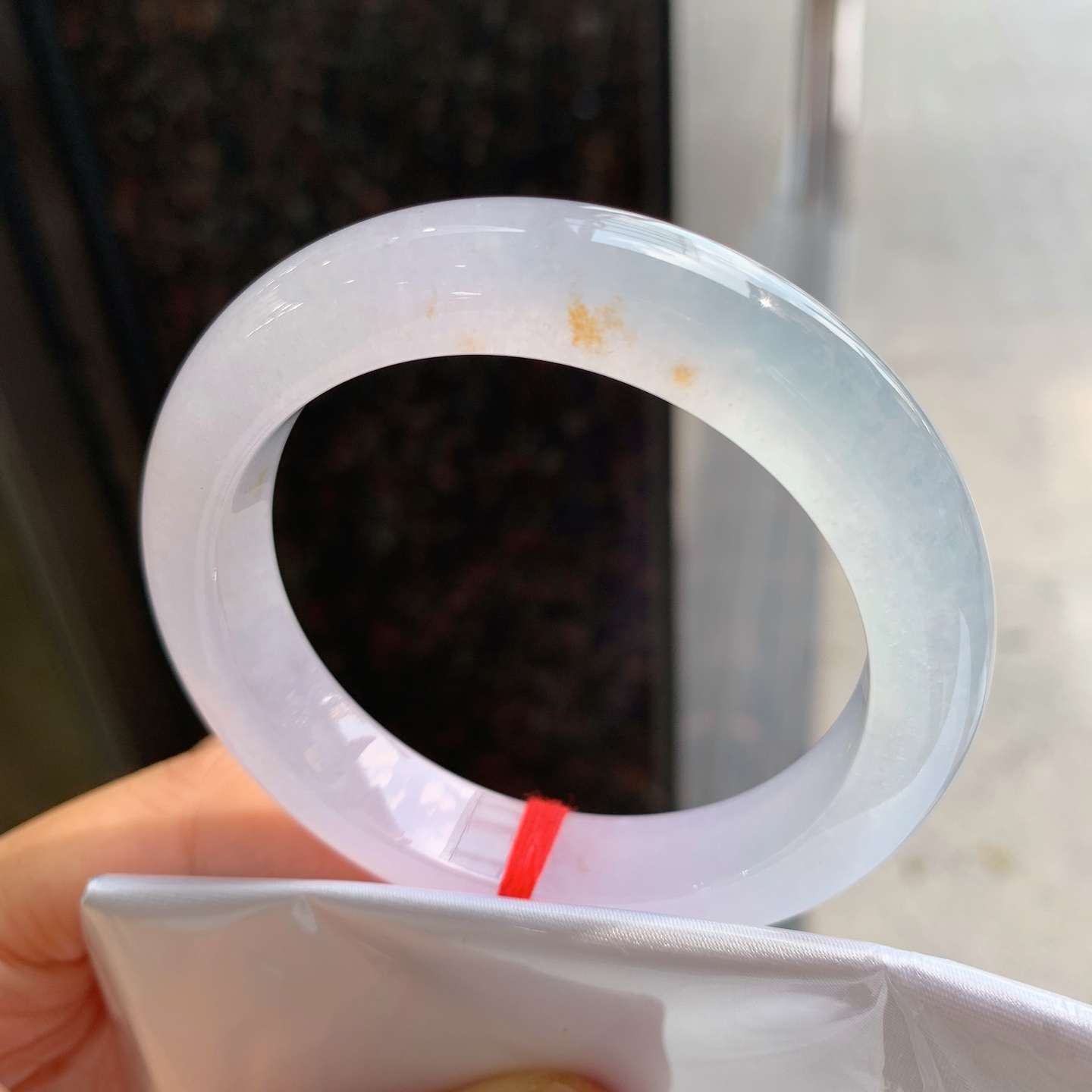 正圈冰镯带黄翡，无裂，尺寸：54/12/9.3，起荧光
