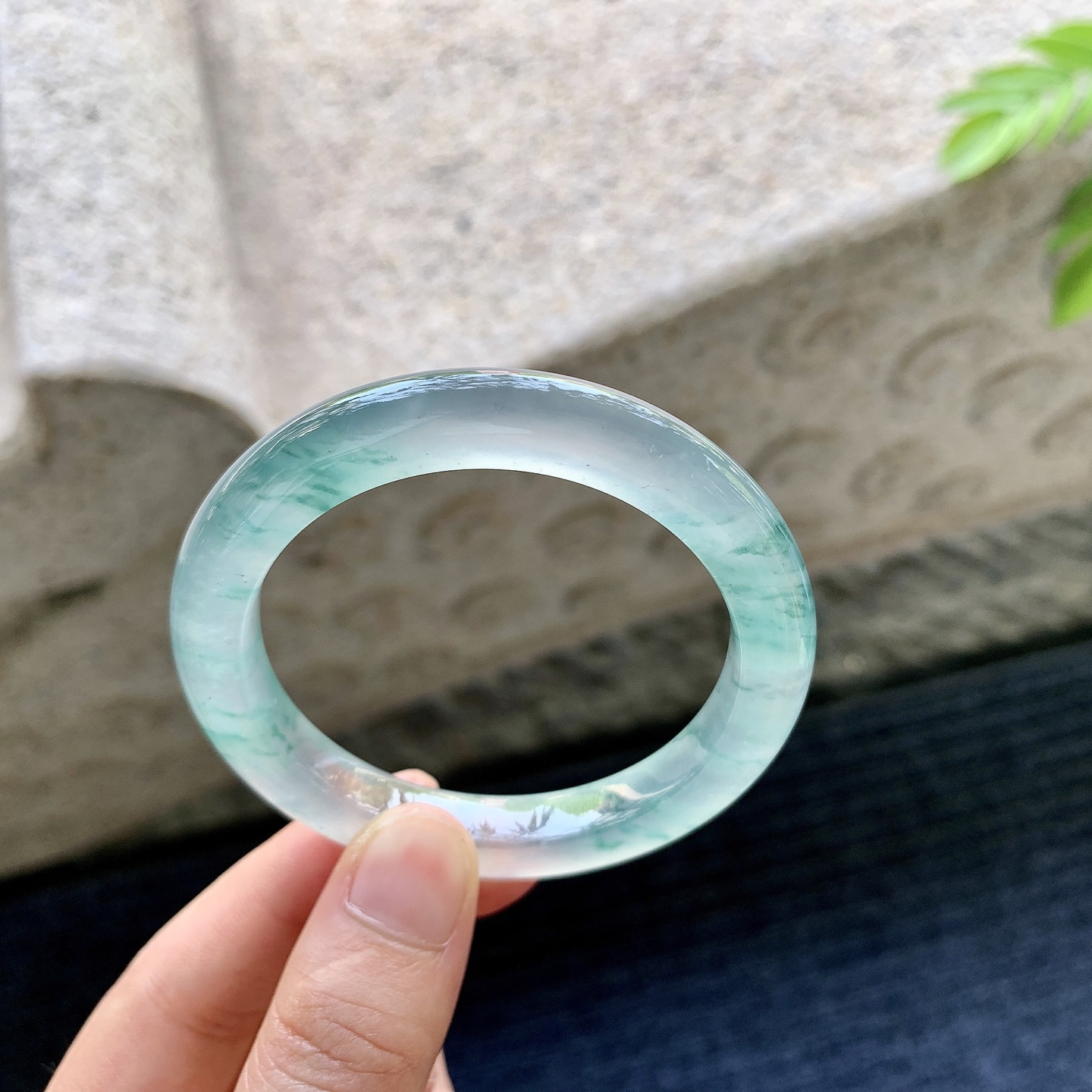 正圈49 50，圈口50.2/8.4/8.8，编码A1081332，高冰飘花，起荧光，清透，水润，种老，细腻，无裂。