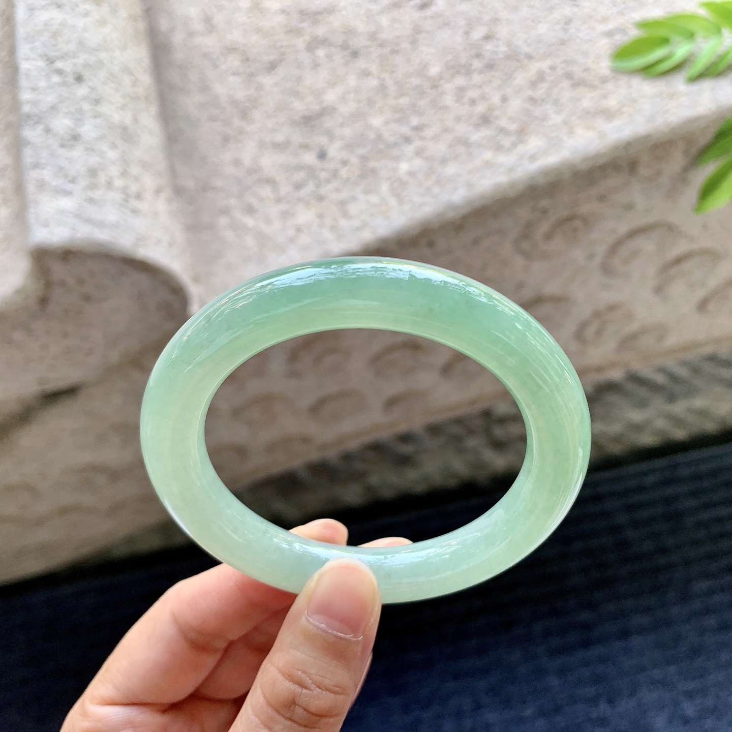 圆条53 54，圈口54.5/10.4/10，编码AD081302，描述糯冰满绿，水润，种老，细腻，打灯有棉絮