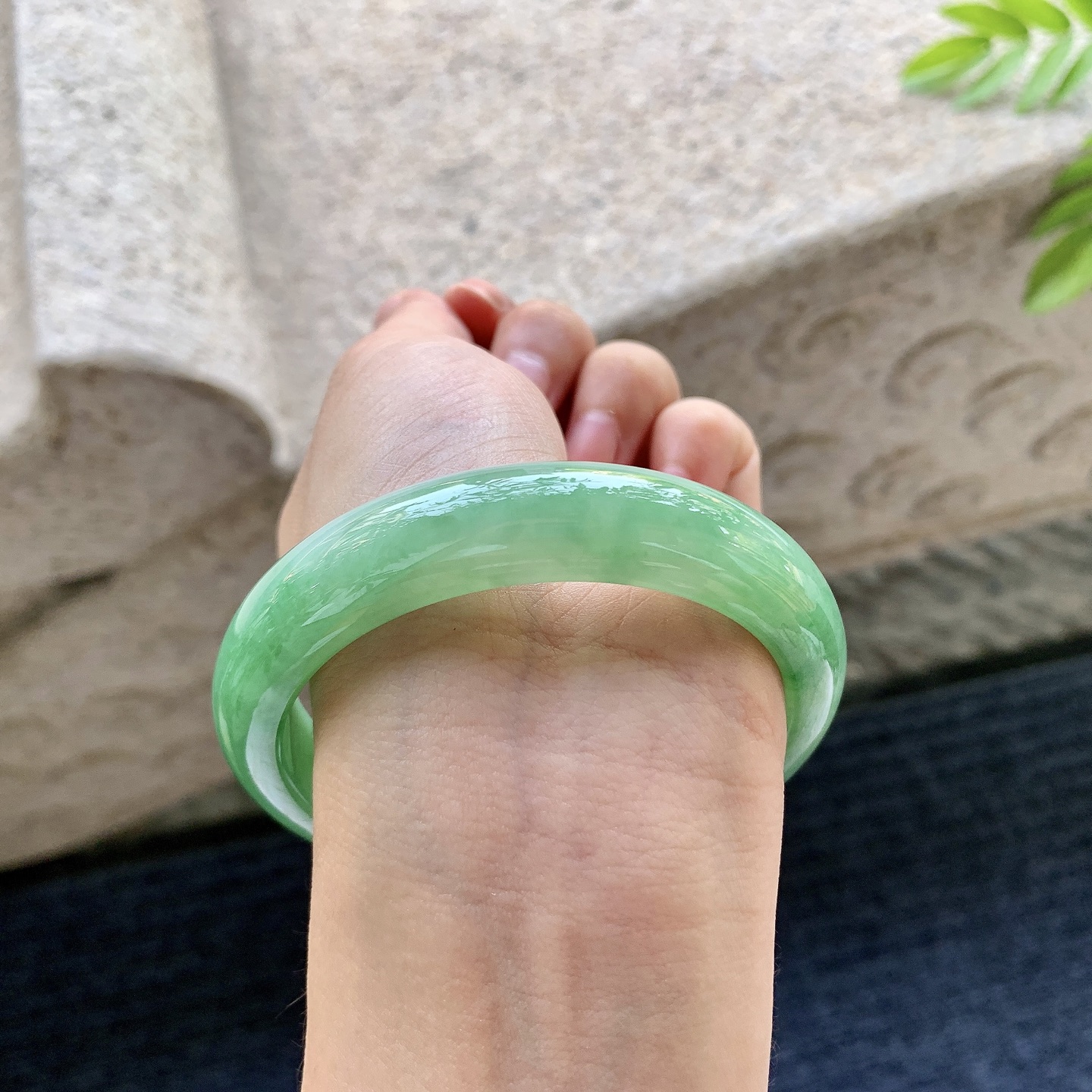 正圈57 58，圈口58.7/13.3/8.3，编码WW081357，冰糯辣绿，水润，种老，细腻，打灯有棉线