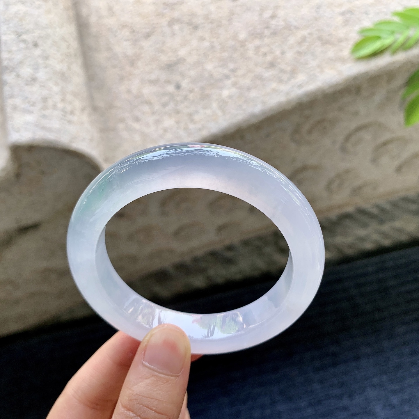 正圈54 55，圈口55.6/12.4/9.2，编码GJ081346，高冰淡粉紫，起荧光，清透，水润，种老，无裂。