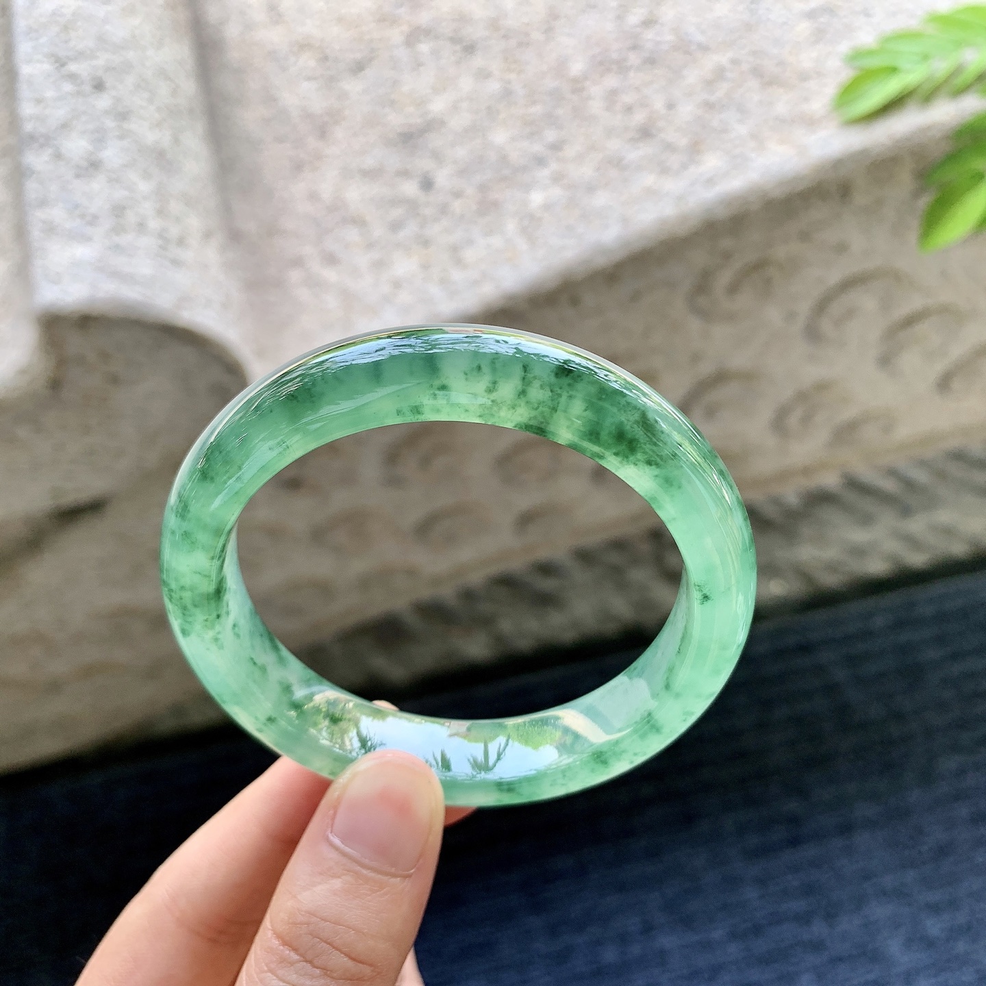 正圈55 56，圈口56/12.4/8.2，编码A1081338，冰飘绿花，清透，水润，种老，细腻，无裂。