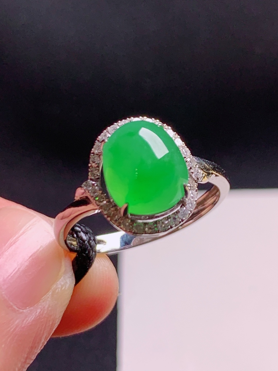 阳绿蛋面戒指：满色浓绿，冰润饱满，贵气天成