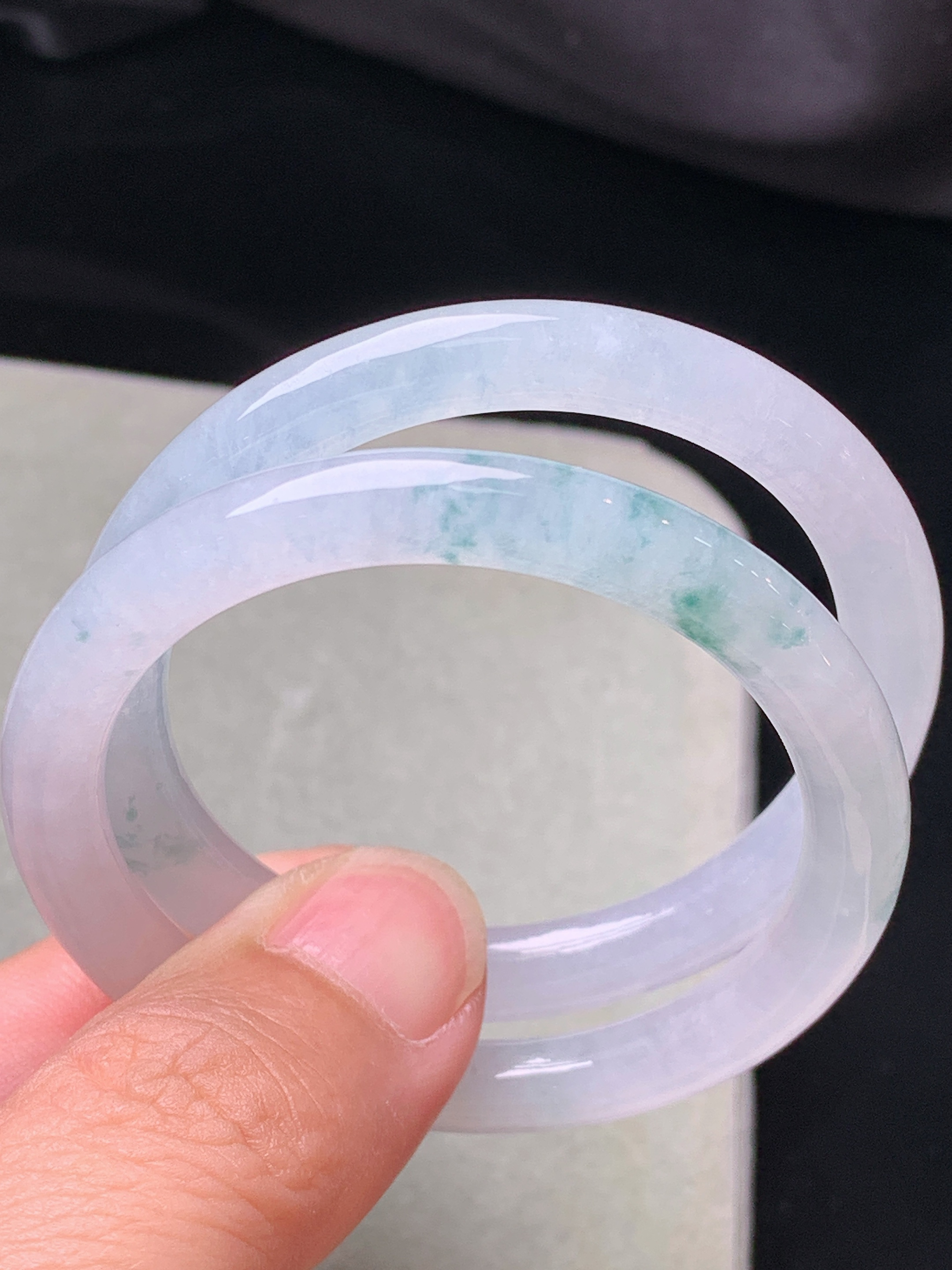 飘花童手镯一对 玉质细腻 色泽艳丽清新 水润亮眼 整体尺寸 52.5*5.5*6 圈口40.5 x3
