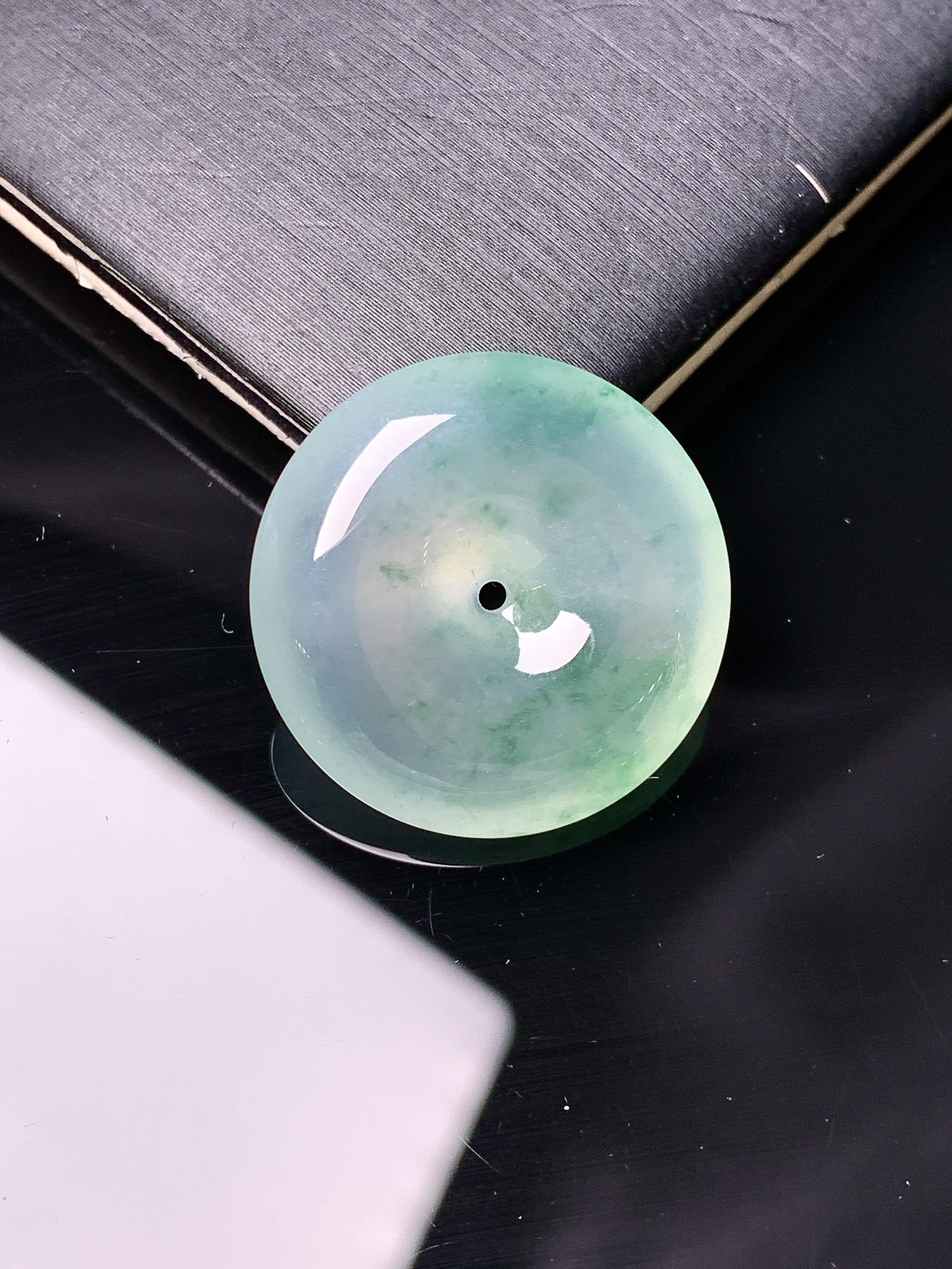 飘绿平安扣吊坠 玉质细腻 色泽艳丽清新 水润亮眼 整体尺寸21.6*5.8 x1