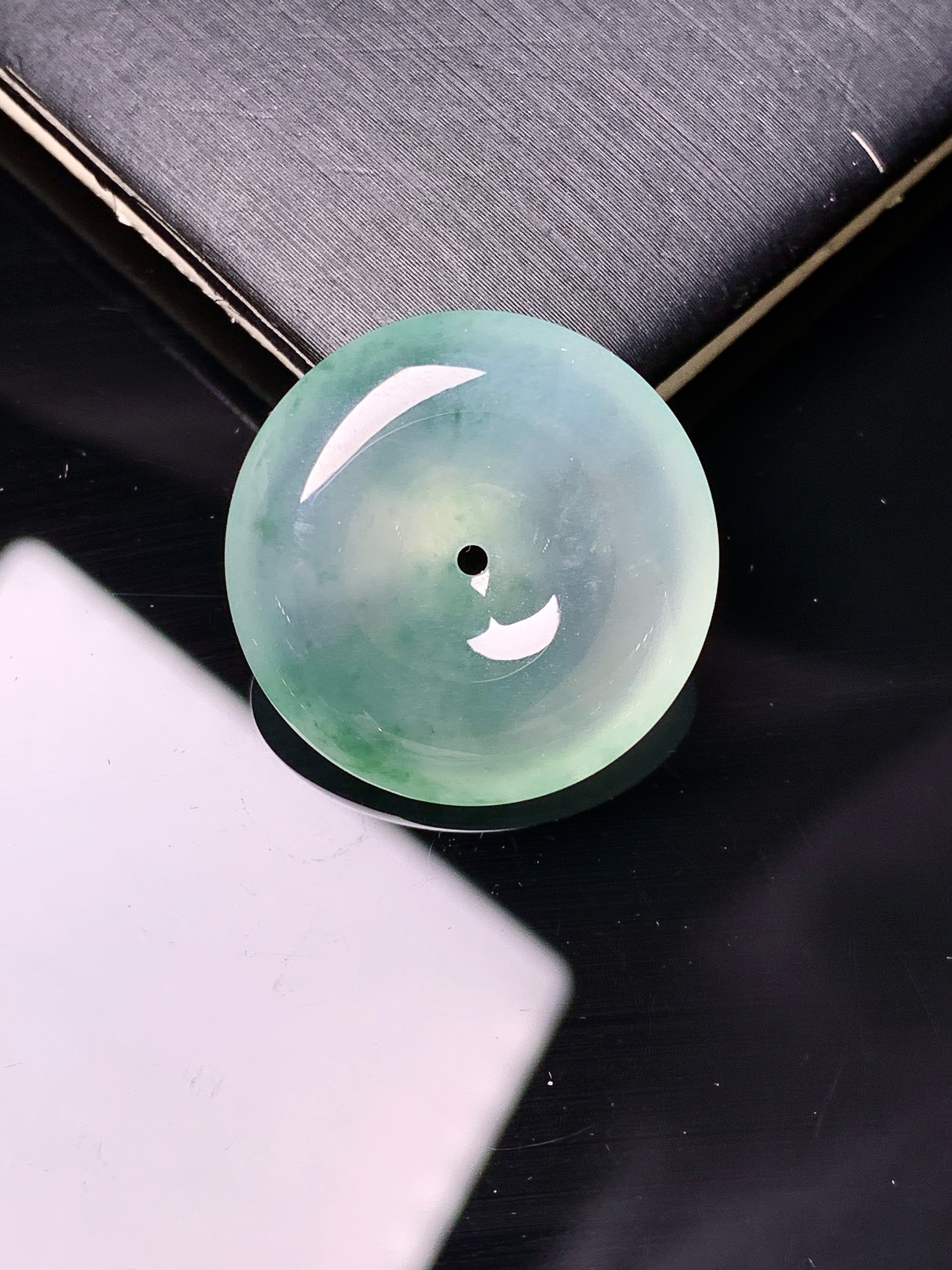 飘绿平安扣吊坠 玉质细腻 色泽艳丽清新 水润亮眼 整体尺寸21.6*5.8 x1