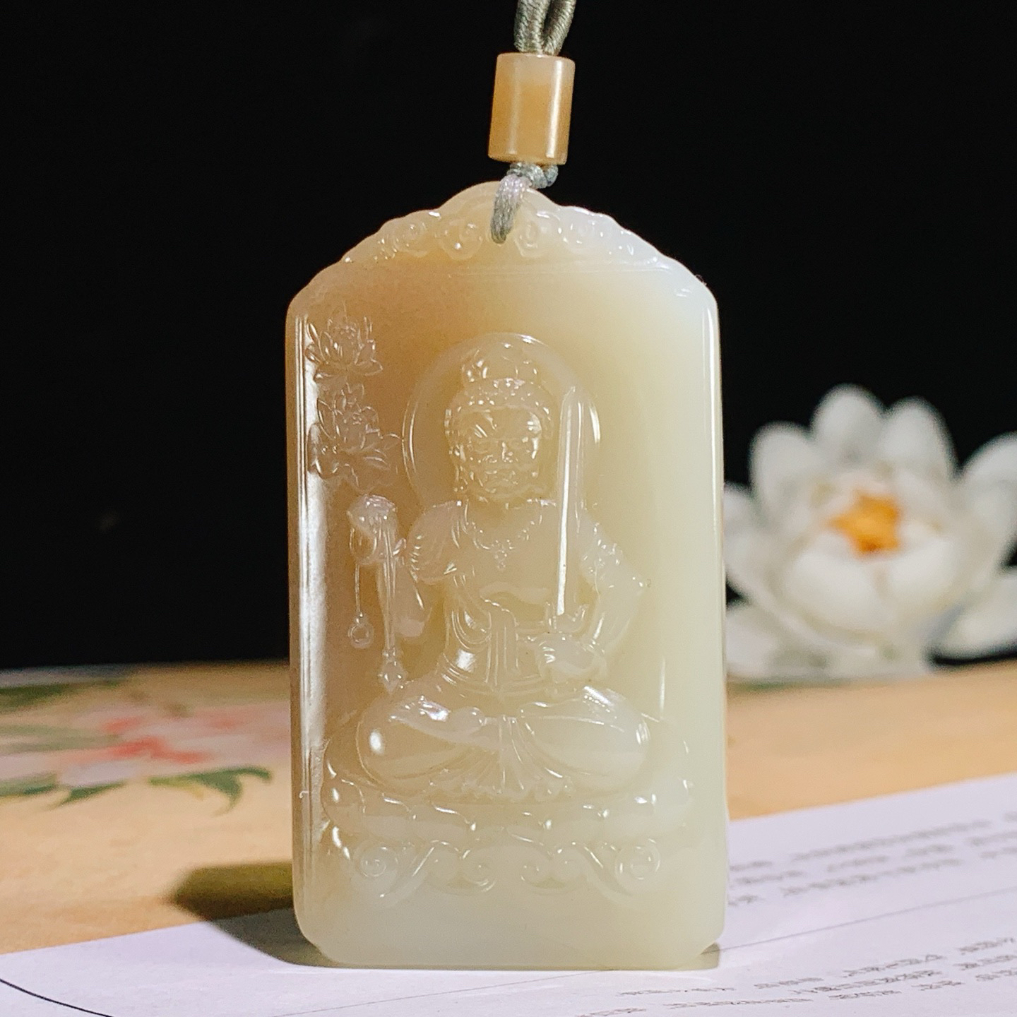 新疆且末糖和田玉不动尊菩萨牌子挂件。尺寸60/33/12重55克 玉质细腻油润 底色纯净 脂粉好，品