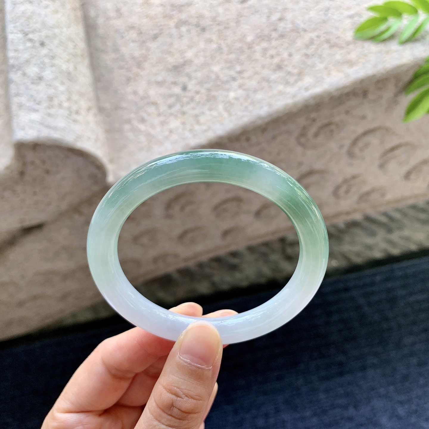 圆条52 53，圈口53.7/8.2/8，编码C5081328，细糯飘绿，水润，种老，细腻，无裂。