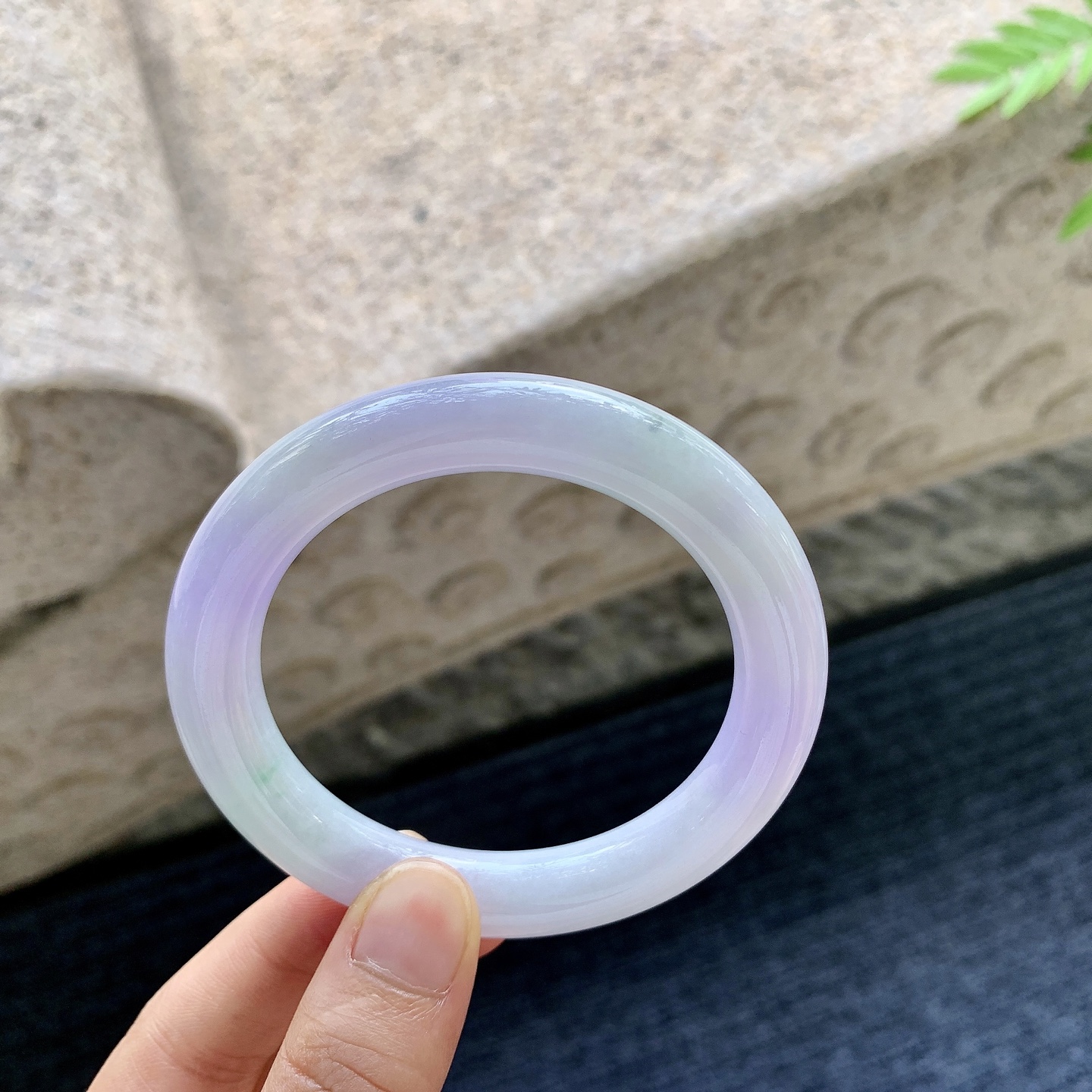 圆条54 55，【圈口】55/10.5/10.2，【编码】BA060412，【描述】春彩，水润，种老，细腻，无裂。
