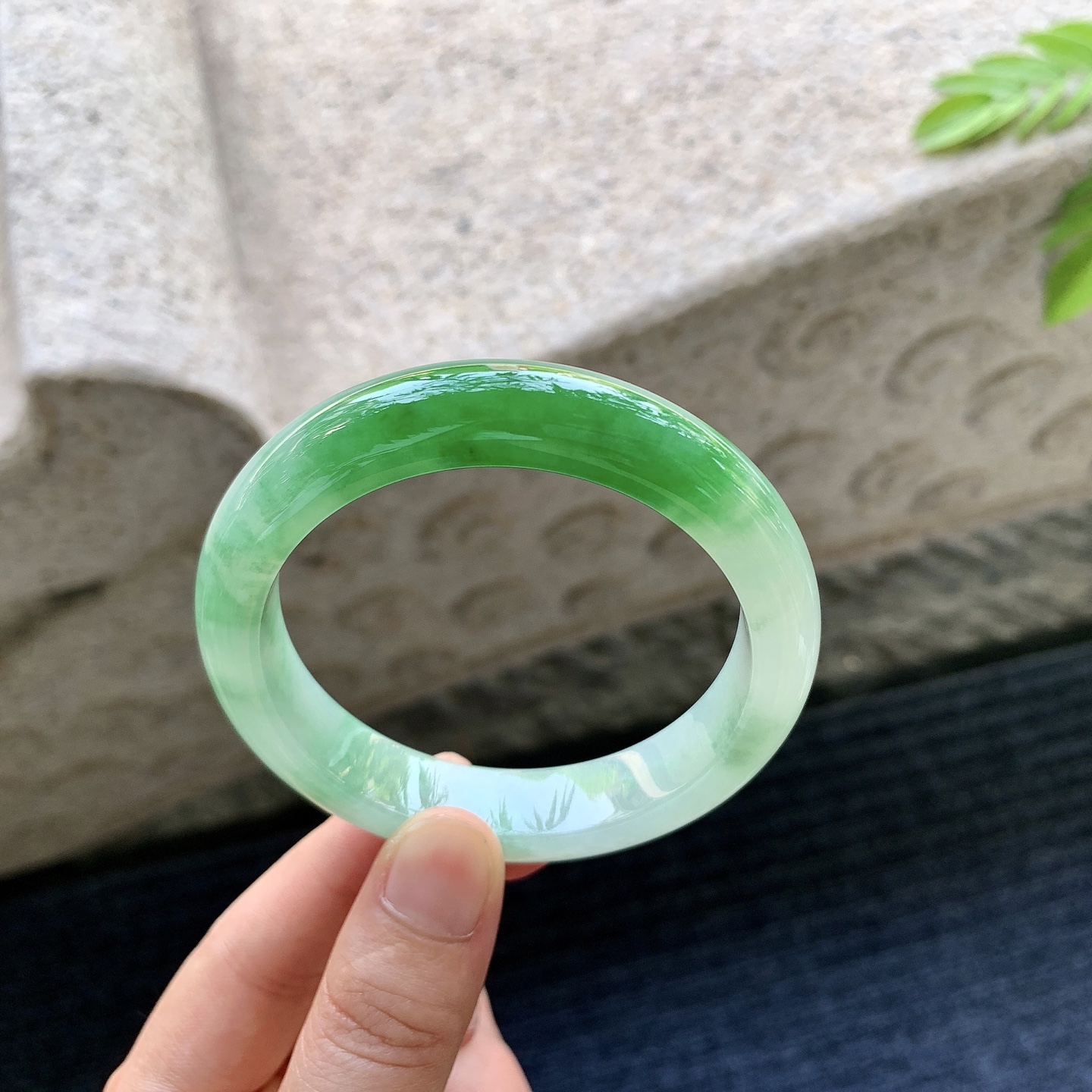 正圈54 55，圈口55/12.3/8.5，编码A1081398，冰糯飘辣绿，水润，种老，细腻，无裂。