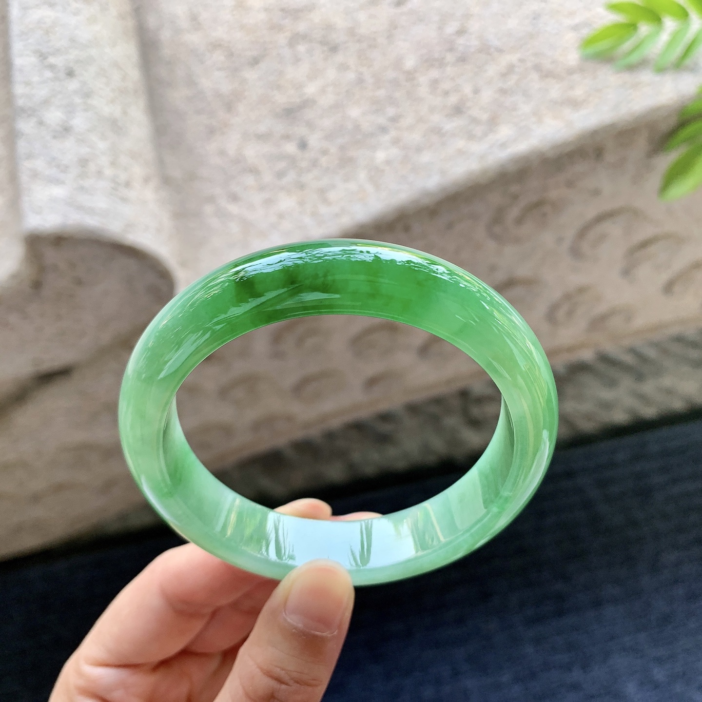 正圈57 58，圈口58.7/13.3/8.3，编码WW081357，冰糯辣绿，水润，种老，细腻，打灯有棉线