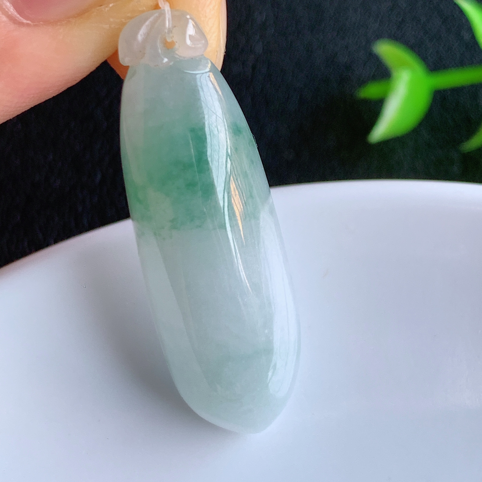 冰润飘花福瓜翡翠吊坠，呱呱来财，福气满满的美好寓意，清新自然  沁人心脾，造型独特，清秀高雅  W49.10 尺寸：35-11.5-6.5mm