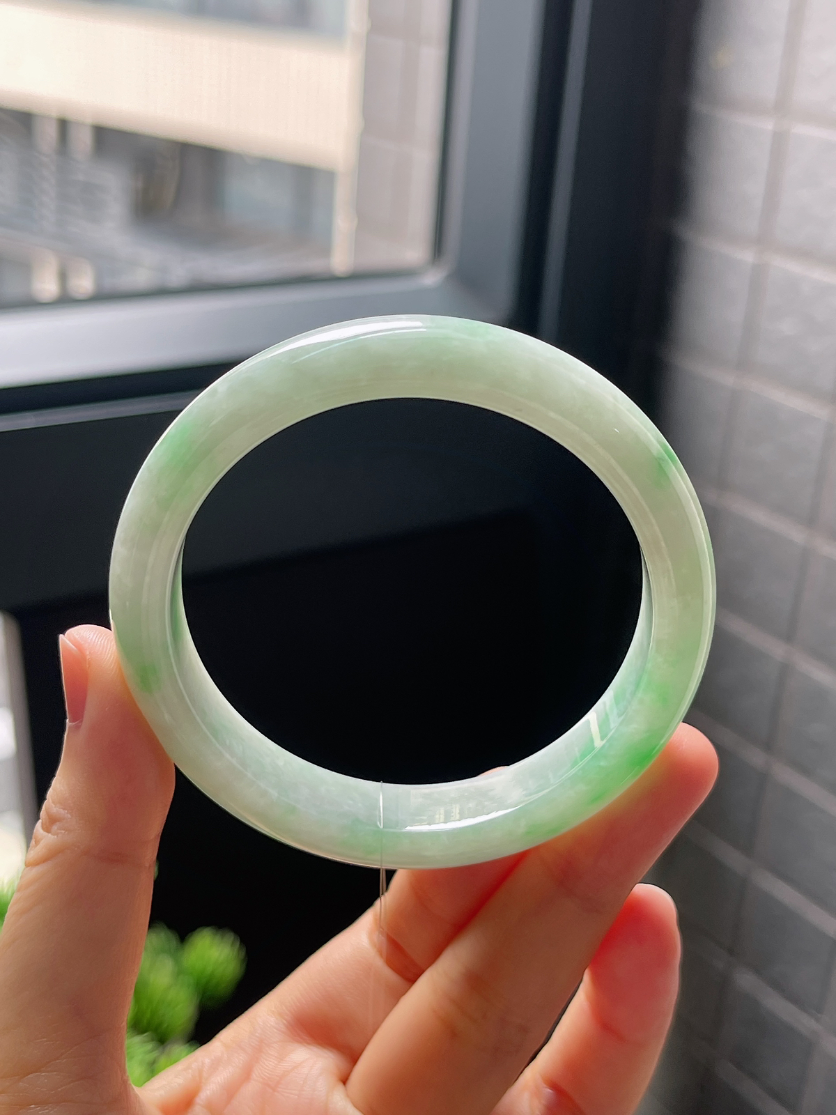 正圈55圈口，翡翠糯化种飘绿手镯