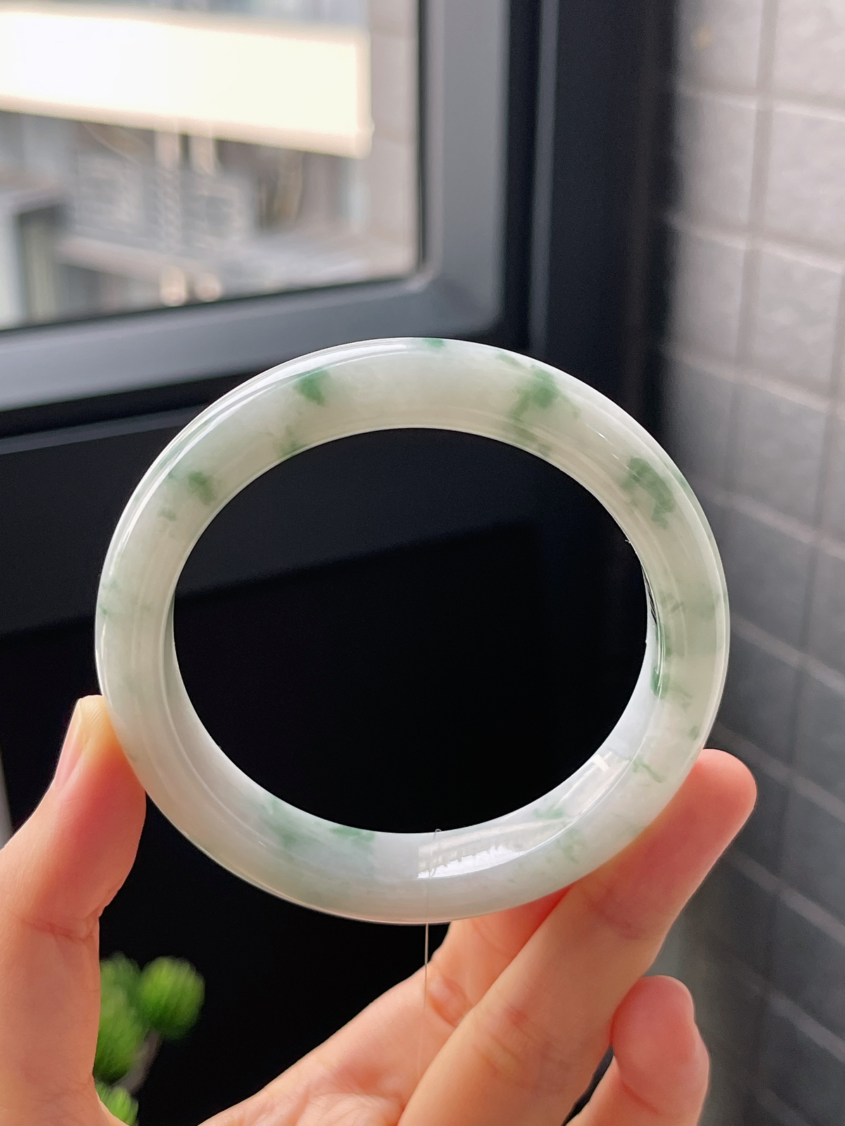 正圈58圈口，翡翠糯化种飘绿手镯