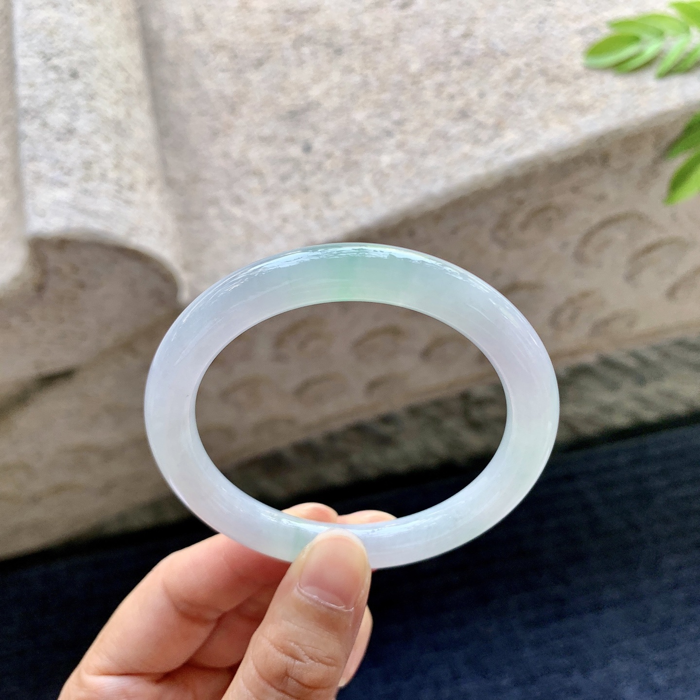 圆条52 53，【圈口】53/8.2/8.2，【编码】AD081315，【描述】春彩，水润，种老，细腻，无裂。